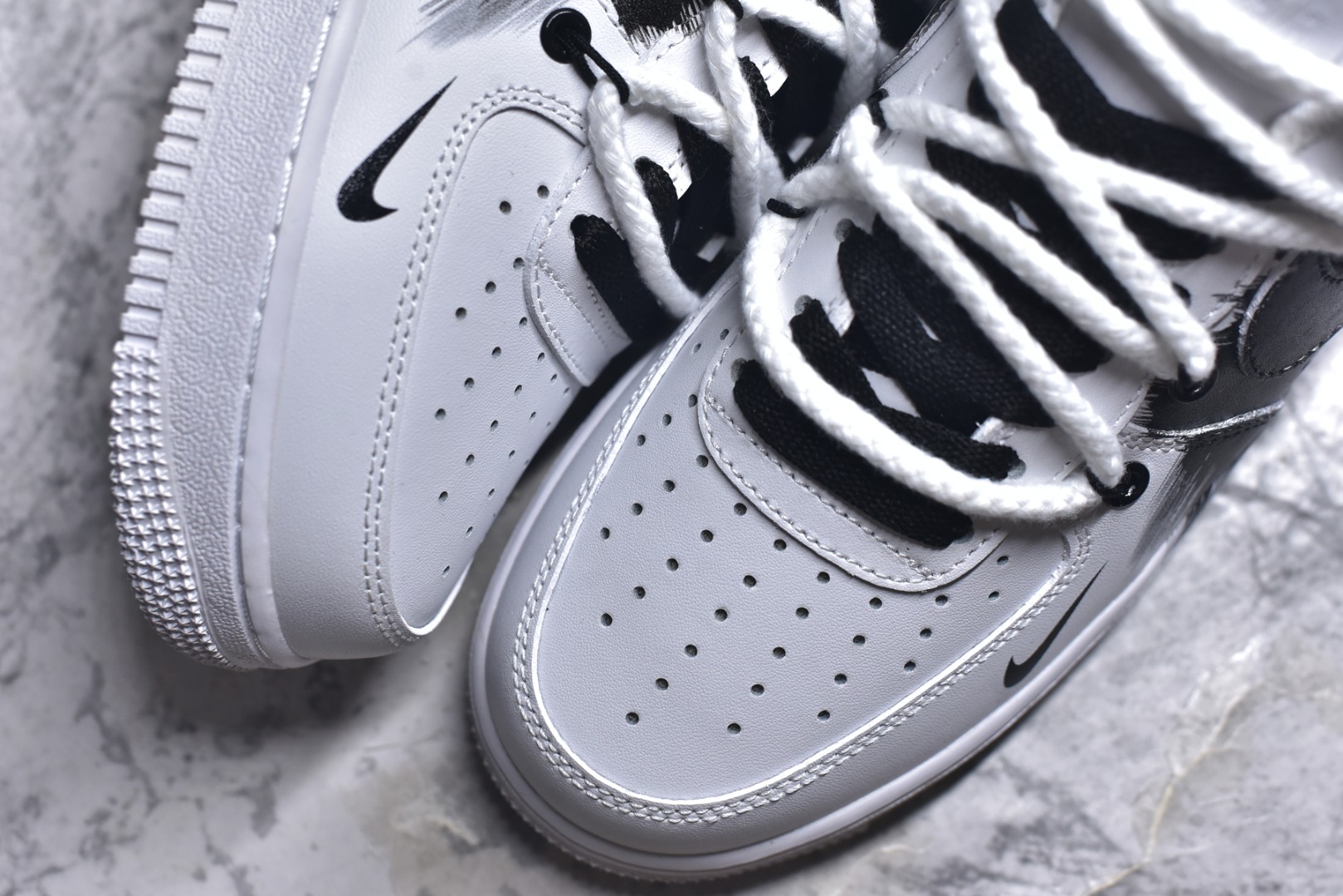 图片[8]-#Nk Air Force 1\’07 Low 风暴涂鸦 空军一号低帮休闲板鞋 DD2024-010 #设计灵感来源于风暴，全鞋以黑白灰为主色调，通过纯手绘在鞋面上实现了类似刷漆的涂鸦效果，搭配解构风双鞋带，潮流属性爆表! 尺码：36 36.5 37.5 38 38.5 39 40 40.5 41 42 42.5 43 44 44.5 45 9.D4-选品中心