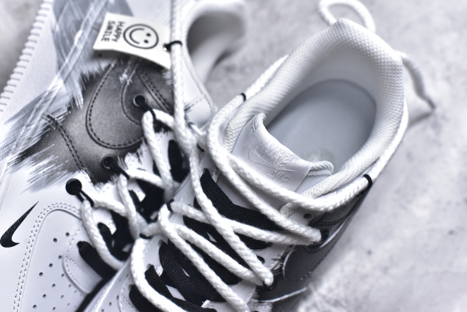 图片[9]-#Nk Air Force 1\’07 Low 风暴涂鸦 空军一号低帮休闲板鞋 DD2024-010 #设计灵感来源于风暴，全鞋以黑白灰为主色调，通过纯手绘在鞋面上实现了类似刷漆的涂鸦效果，搭配解构风双鞋带，潮流属性爆表! 尺码：36 36.5 37.5 38 38.5 39 40 40.5 41 42 42.5 43 44 44.5 45 9.D4-选品中心