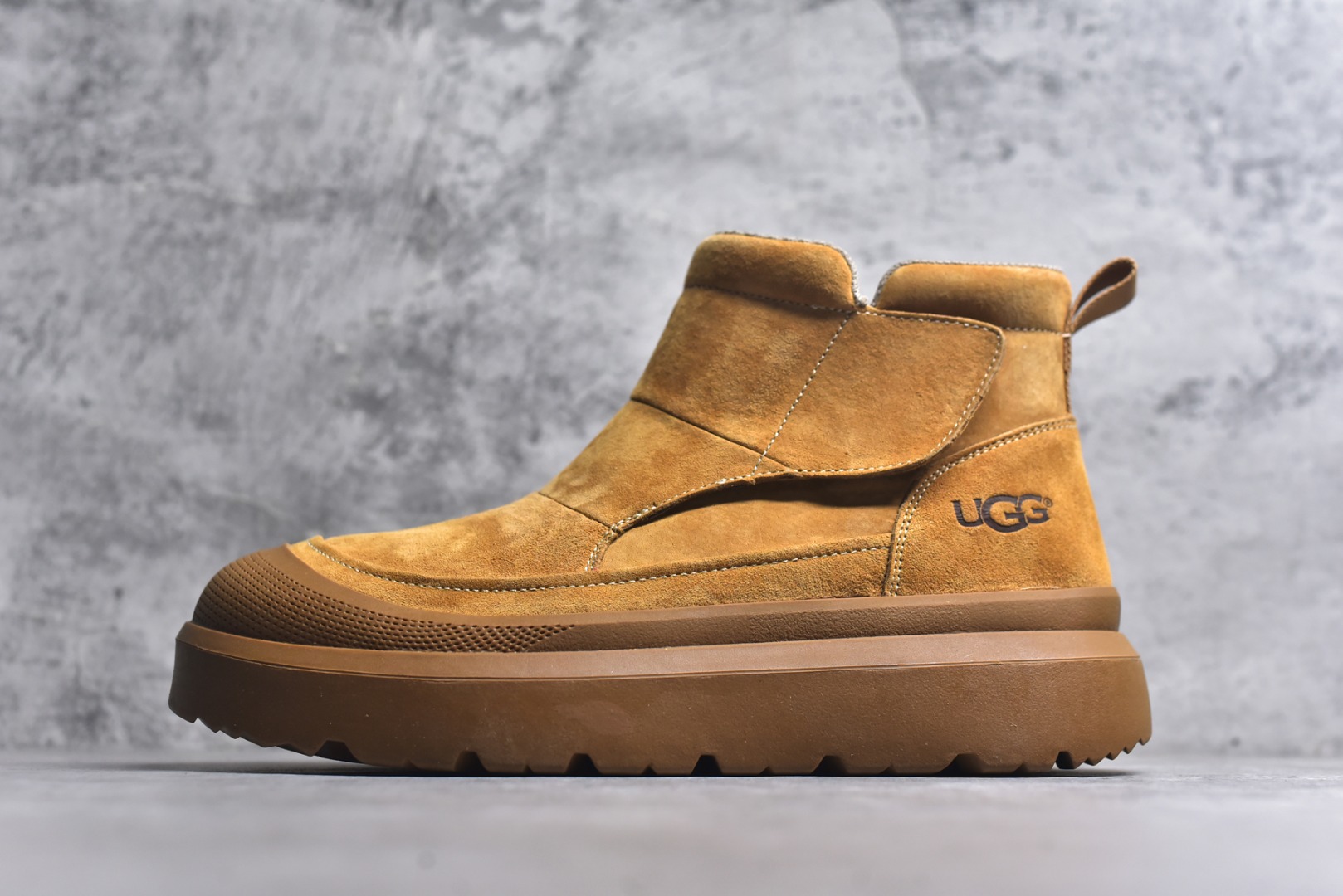 #美国轻奢品牌【UGG】 M Tasman Weather Hybrid 塔斯曼混合系列中帮厚底轻量休闲马丁靴 男士高帮休闲马丁靴系列代购专供品质 高弹Modern 外置防滑橡塑发泡超轻大底 系带设计 穿脱十分方便 采用TPU模压定型头层牛皮真皮鞋面材质 EVA轻翼科技外底防滑,耐磨性和良好的弹性 货号： U9807 尺码：39 40 41 42 43 44-选品中心