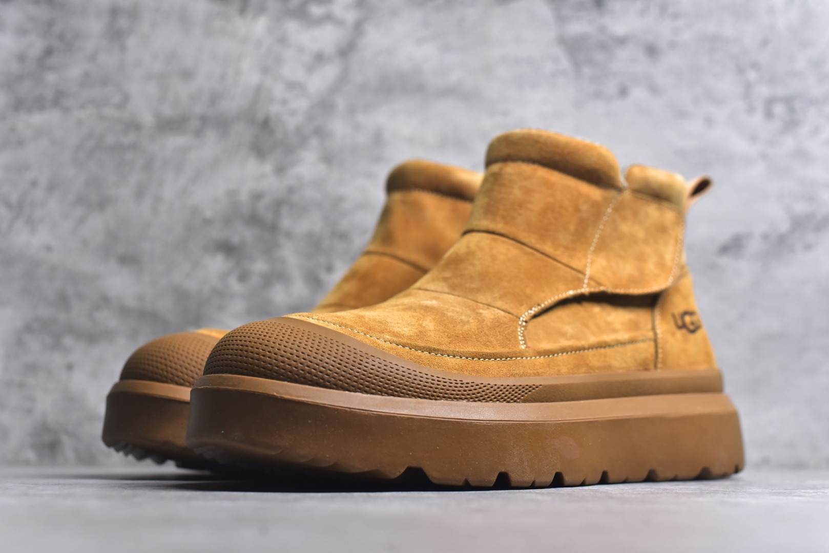 图片[2]-#美国轻奢品牌【UGG】 M Tasman Weather Hybrid 塔斯曼混合系列中帮厚底轻量休闲马丁靴 男士高帮休闲马丁靴系列代购专供品质 高弹Modern 外置防滑橡塑发泡超轻大底 系带设计 穿脱十分方便 采用TPU模压定型头层牛皮真皮鞋面材质 EVA轻翼科技外底防滑,耐磨性和良好的弹性 货号： U9807 尺码：39 40 41 42 43 44-选品中心