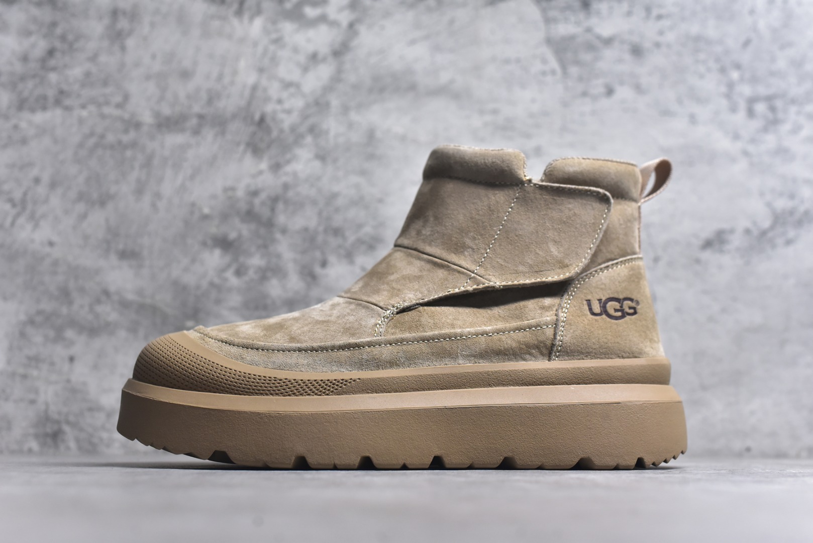 #美国轻奢品牌【UGG】 M Tasman Weather Hybrid 塔斯曼混合系列中帮厚底轻量休闲马丁靴 男士高帮休闲马丁靴系列代购专供品质 高弹Modern 外置防滑橡塑发泡超轻大底 系带设计 穿脱十分方便 采用TPU模压定型头层牛皮真皮鞋面材质 EVA轻翼科技外底防滑,耐磨性和良好的弹性 货号： U9807 尺码：39 40 41 42 43 44-选品中心