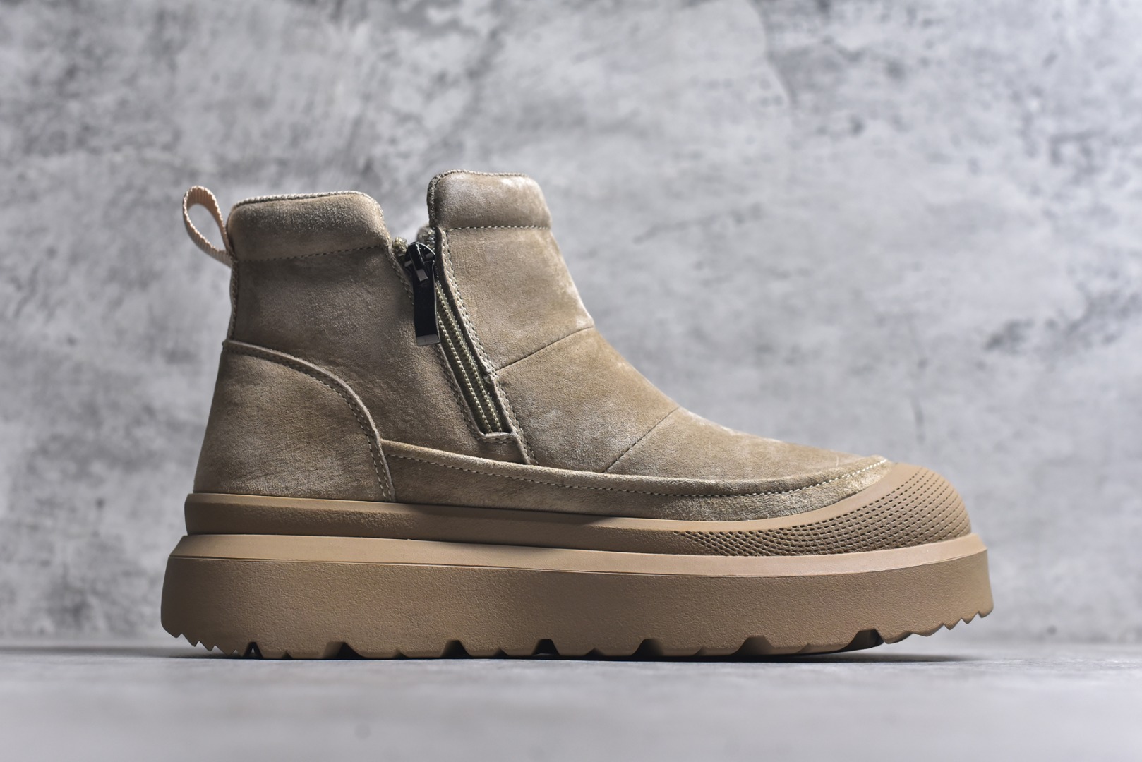 图片[3]-#美国轻奢品牌【UGG】 M Tasman Weather Hybrid 塔斯曼混合系列中帮厚底轻量休闲马丁靴 男士高帮休闲马丁靴系列代购专供品质 高弹Modern 外置防滑橡塑发泡超轻大底 系带设计 穿脱十分方便 采用TPU模压定型头层牛皮真皮鞋面材质 EVA轻翼科技外底防滑,耐磨性和良好的弹性 货号： U9807 尺码：39 40 41 42 43 44-选品中心