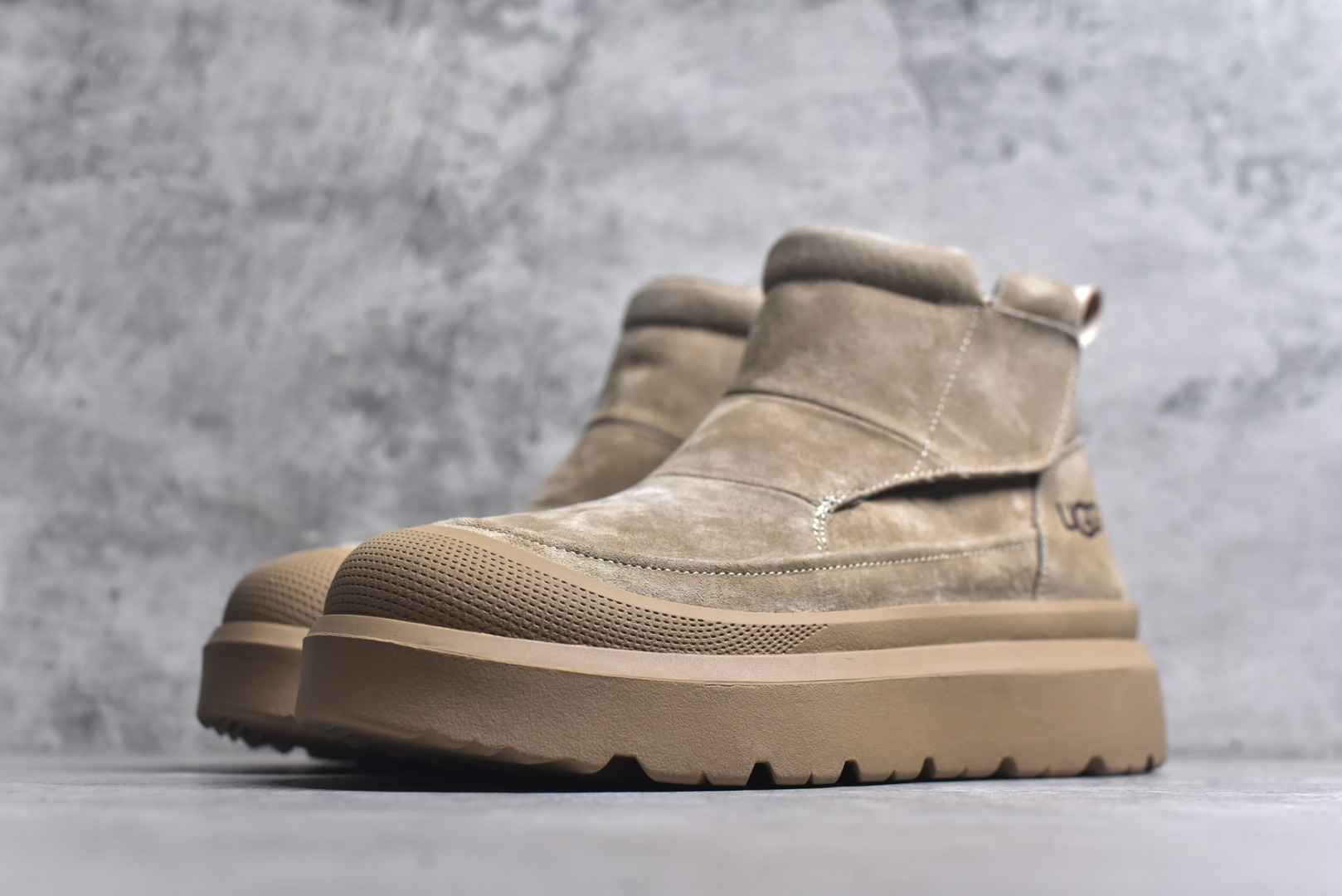 图片[2]-#美国轻奢品牌【UGG】 M Tasman Weather Hybrid 塔斯曼混合系列中帮厚底轻量休闲马丁靴 男士高帮休闲马丁靴系列代购专供品质 高弹Modern 外置防滑橡塑发泡超轻大底 系带设计 穿脱十分方便 采用TPU模压定型头层牛皮真皮鞋面材质 EVA轻翼科技外底防滑,耐磨性和良好的弹性 货号： U9807 尺码：39 40 41 42 43 44-选品中心