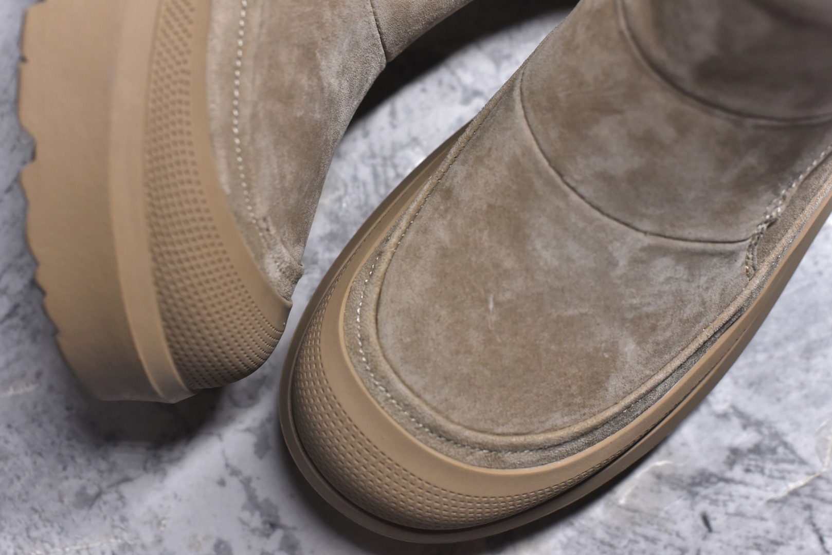 图片[8]-#美国轻奢品牌【UGG】 M Tasman Weather Hybrid 塔斯曼混合系列中帮厚底轻量休闲马丁靴 男士高帮休闲马丁靴系列代购专供品质 高弹Modern 外置防滑橡塑发泡超轻大底 系带设计 穿脱十分方便 采用TPU模压定型头层牛皮真皮鞋面材质 EVA轻翼科技外底防滑,耐磨性和良好的弹性 货号： U9807 尺码：39 40 41 42 43 44-选品中心
