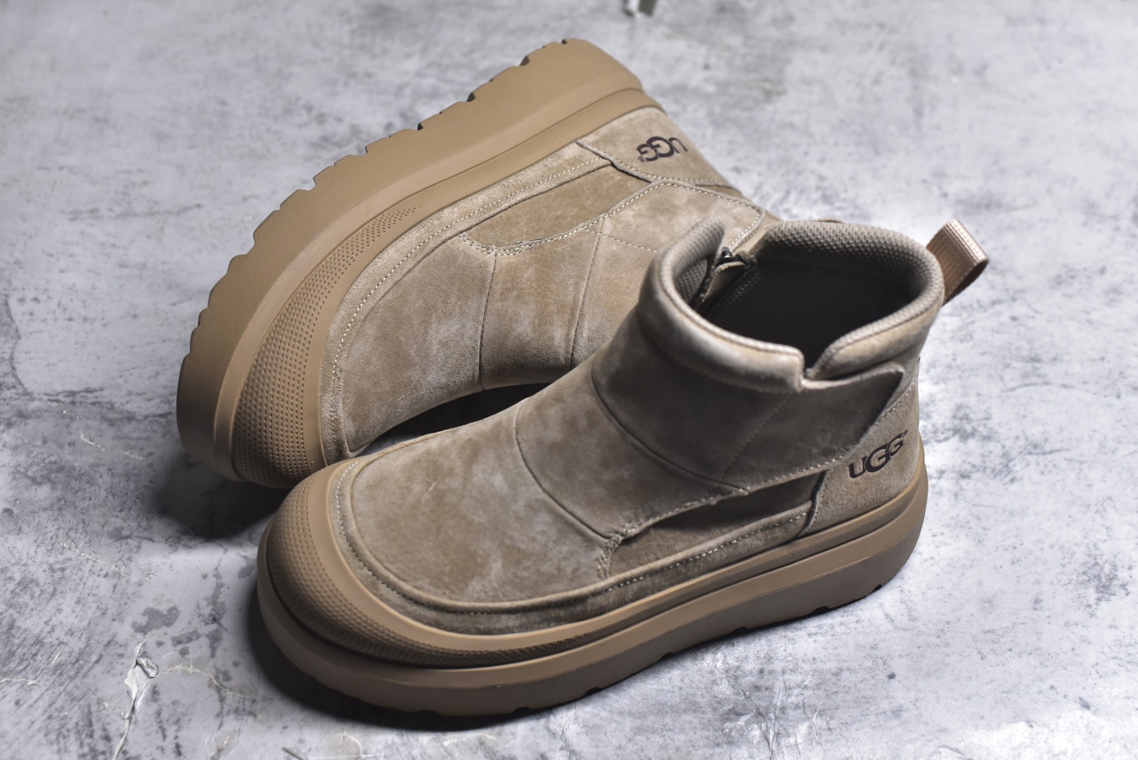 图片[7]-#美国轻奢品牌【UGG】 M Tasman Weather Hybrid 塔斯曼混合系列中帮厚底轻量休闲马丁靴 男士高帮休闲马丁靴系列代购专供品质 高弹Modern 外置防滑橡塑发泡超轻大底 系带设计 穿脱十分方便 采用TPU模压定型头层牛皮真皮鞋面材质 EVA轻翼科技外底防滑,耐磨性和良好的弹性 货号： U9807 尺码：39 40 41 42 43 44-选品中心