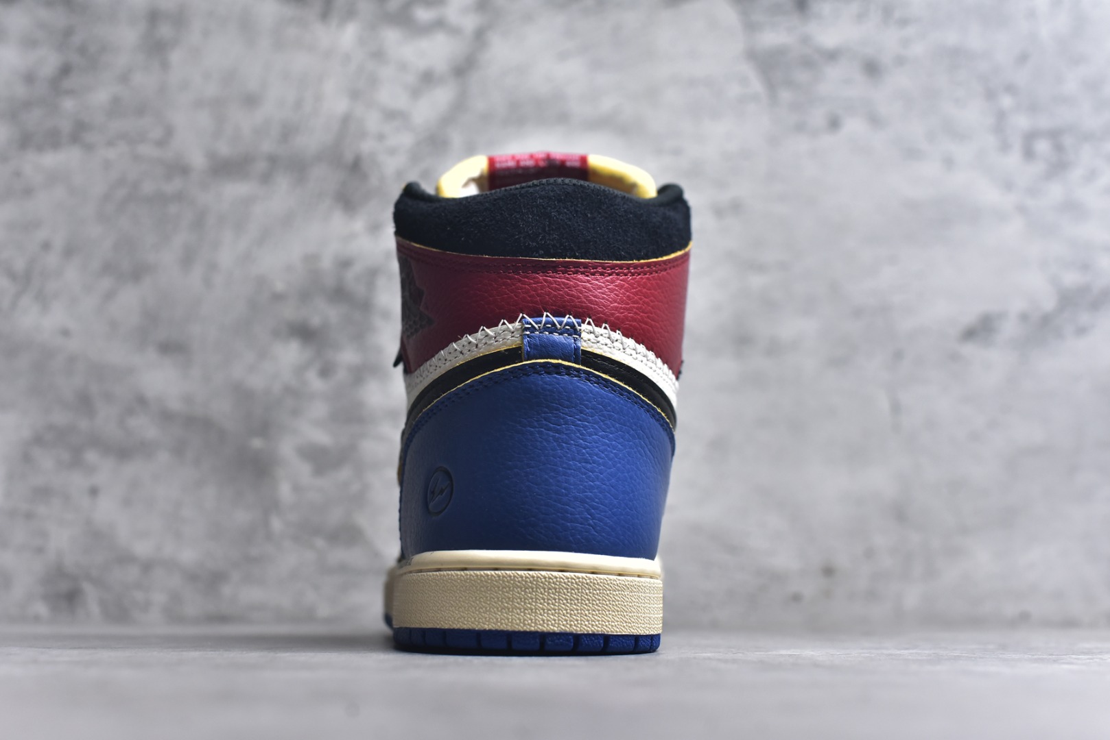 图片[5]-#Frgmt x Union x AJ1 High OG SP \”Top 3\” AJ1 乔1藤原浩大闪电 高帮篮球鞋 IO7847-002 #该联名配色以Top3命名，鞋身以白色为底色，搭配黑色Swoosh/鞋头呈现，营造出经典的黑脚趾配色氛围。后跟部分则采用皇家蓝点缀，灵感来源于经典的藤原浩的大闪电AJ。鞋帮部分则以红色呈现，也是AJ1的标志性配色了！ 尺码：36 36.5 37.5 38 38.5 39 40 40.5 41 42 42.5 43 44 44.5 45 46 47.5-选品中心