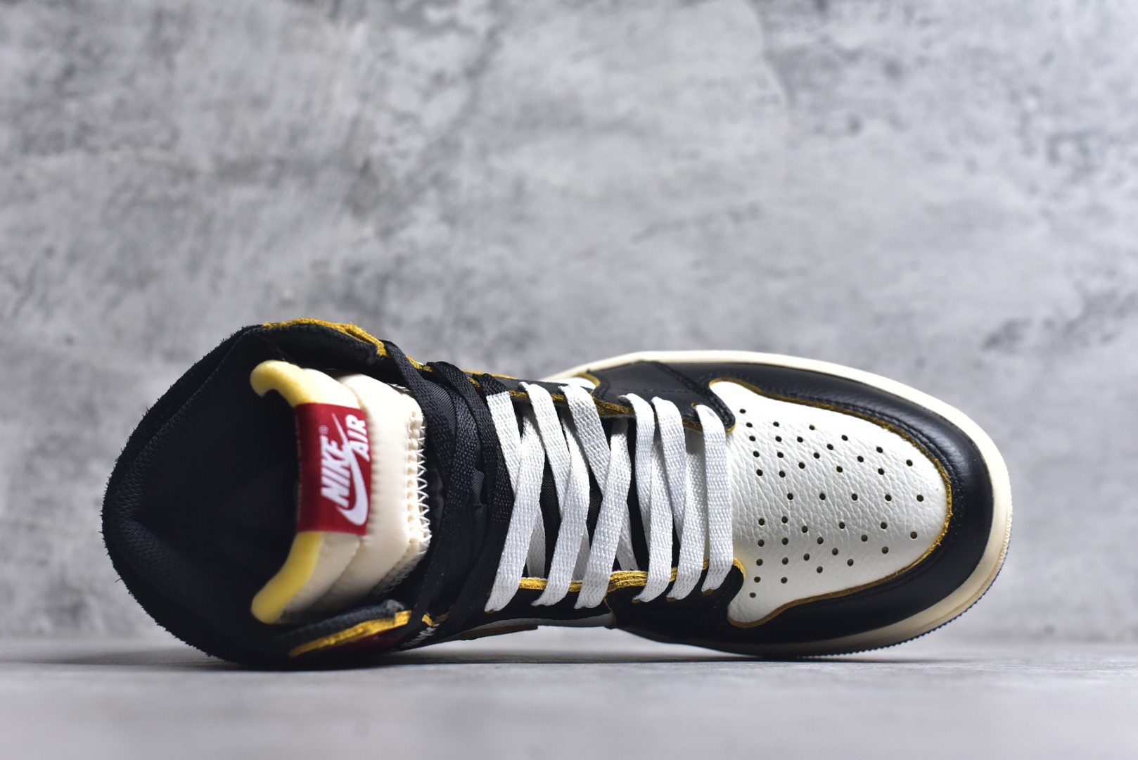 图片[4]-#Frgmt x Union x AJ1 High OG SP \”Top 3\” AJ1 乔1藤原浩大闪电 高帮篮球鞋 IO7847-002 #该联名配色以Top3命名，鞋身以白色为底色，搭配黑色Swoosh/鞋头呈现，营造出经典的黑脚趾配色氛围。后跟部分则采用皇家蓝点缀，灵感来源于经典的藤原浩的大闪电AJ。鞋帮部分则以红色呈现，也是AJ1的标志性配色了！ 尺码：36 36.5 37.5 38 38.5 39 40 40.5 41 42 42.5 43 44 44.5 45 46 47.5-选品中心