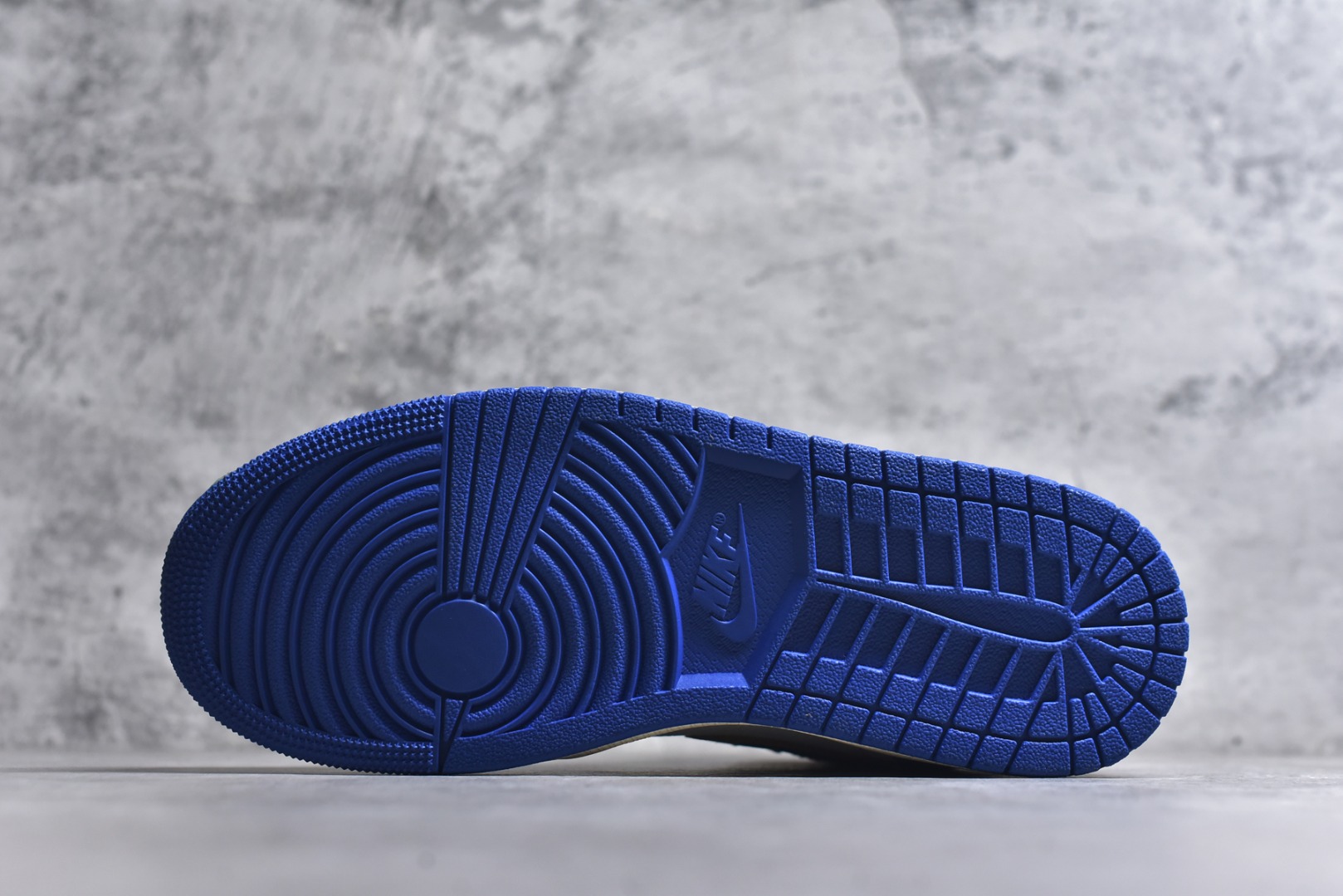 图片[6]-#Frgmt x Union x AJ1 High OG SP \”Top 3\” AJ1 乔1藤原浩大闪电 高帮篮球鞋 IO7847-002 #该联名配色以Top3命名，鞋身以白色为底色，搭配黑色Swoosh/鞋头呈现，营造出经典的黑脚趾配色氛围。后跟部分则采用皇家蓝点缀，灵感来源于经典的藤原浩的大闪电AJ。鞋帮部分则以红色呈现，也是AJ1的标志性配色了！ 尺码：36 36.5 37.5 38 38.5 39 40 40.5 41 42 42.5 43 44 44.5 45 46 47.5-选品中心