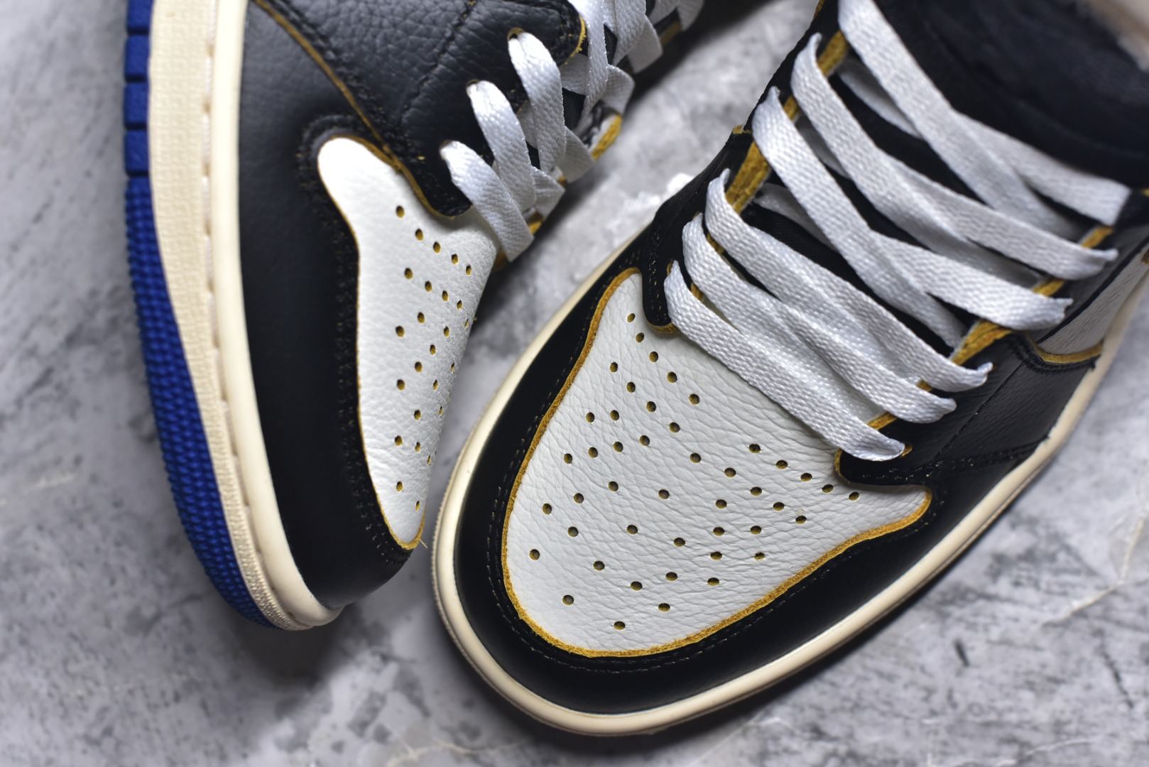 图片[8]-#Frgmt x Union x AJ1 High OG SP \”Top 3\” AJ1 乔1藤原浩大闪电 高帮篮球鞋 IO7847-002 #该联名配色以Top3命名，鞋身以白色为底色，搭配黑色Swoosh/鞋头呈现，营造出经典的黑脚趾配色氛围。后跟部分则采用皇家蓝点缀，灵感来源于经典的藤原浩的大闪电AJ。鞋帮部分则以红色呈现，也是AJ1的标志性配色了！ 尺码：36 36.5 37.5 38 38.5 39 40 40.5 41 42 42.5 43 44 44.5 45 46 47.5-选品中心