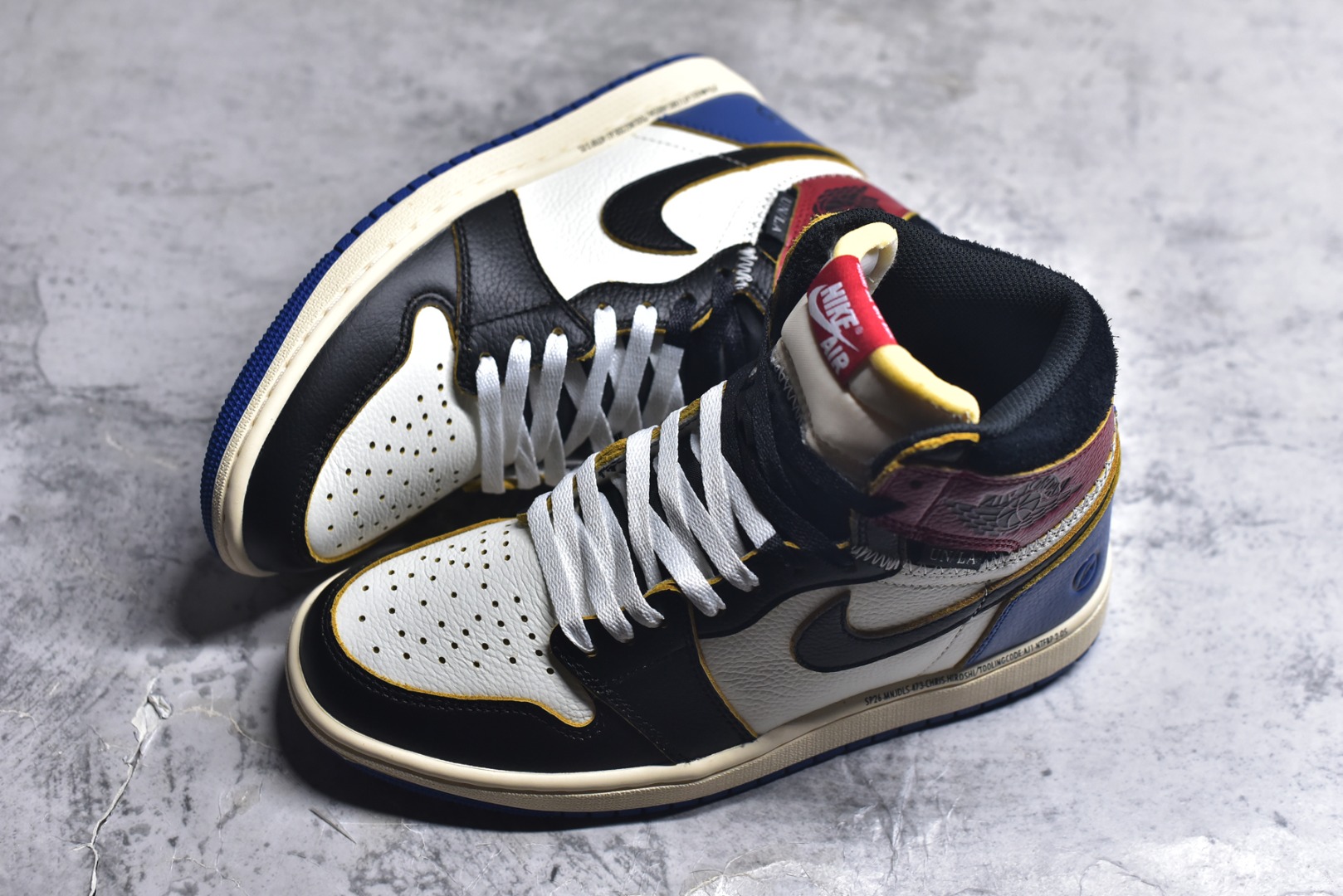 图片[7]-#Frgmt x Union x AJ1 High OG SP \”Top 3\” AJ1 乔1藤原浩大闪电 高帮篮球鞋 IO7847-002 #该联名配色以Top3命名，鞋身以白色为底色，搭配黑色Swoosh/鞋头呈现，营造出经典的黑脚趾配色氛围。后跟部分则采用皇家蓝点缀，灵感来源于经典的藤原浩的大闪电AJ。鞋帮部分则以红色呈现，也是AJ1的标志性配色了！ 尺码：36 36.5 37.5 38 38.5 39 40 40.5 41 42 42.5 43 44 44.5 45 46 47.5-选品中心