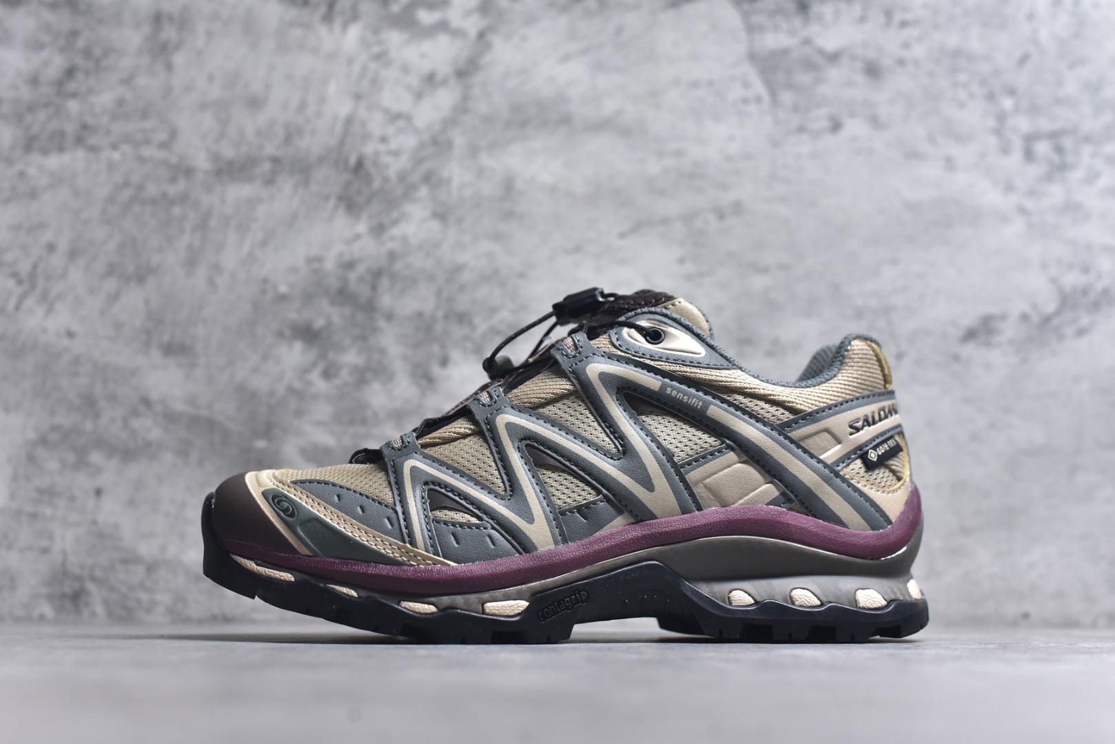 #Salomon XT-QUEST GTX 萨洛蒙户外越野跑鞋 491278 30 #鞋面采用SENSIFIT贴合技术 全方位贴合包裹脚型 鞋跟部鞋底牵引设计 提供强大的抓地性能 更适应野外崎岖不平的道路 其3D ADVANCED CHASSIS底盘 材料轻量大化 钉齿设计更具稳定性、防护性 鞋底易磨损区运用CONTAGRIP高耐磨材料 应对城市硬质路面长距离跑考验 尺码：36-46-选品中心