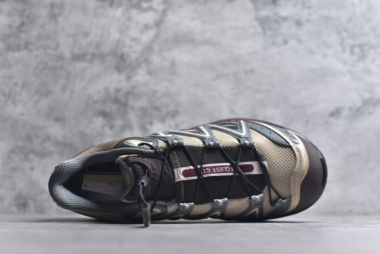 图片[4]-#Salomon XT-QUEST GTX 萨洛蒙户外越野跑鞋 491278 30 #鞋面采用SENSIFIT贴合技术 全方位贴合包裹脚型 鞋跟部鞋底牵引设计 提供强大的抓地性能 更适应野外崎岖不平的道路 其3D ADVANCED CHASSIS底盘 材料轻量大化 钉齿设计更具稳定性、防护性 鞋底易磨损区运用CONTAGRIP高耐磨材料 应对城市硬质路面长距离跑考验 尺码：36-46-选品中心