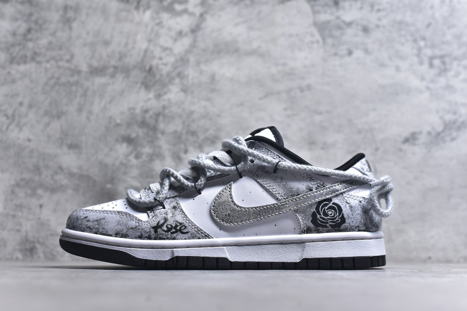 #NK Dunk Low 银绽 DD1391-100 银霜为序，玫瑰为诗，当低调的白，邂逅泼墨般的银灰，仿佛寒夜凝结的霜华在鞋面悄然绽放，在光影流转间暗藏层次，呼应「银绽」之名。粗绳鞋带束起利落轮廓，侧身的黑色玫瑰，以暗纹刺绣悄然盛放，注入一抹不羁的浪漫基因。定制系列天花板 无原鞋不开发 全系列得物原鞋一比一校对开发 配色持续更新中 终端对接 优势输出 全套原厂楦头原纸板数据档案倾力打造 原汁原味莞产 极致还原 圈内最强针车工艺 高端零售指定版 广东原厂配套原盒原标 鞋盒分三个尺码段 原厂冲刀 超高清洁度 全鞋零毛边皮料切割 采用原厂百宏鞋带以及原厂百宏织唛舌标 内标可供原厂几率过验 进口原装条纹中底布 四线拉帮白色点胶 原厂拉帮手法遵循公司 原厂电绣 极致还原 SIZE 40 40.5 41 42 42.5 43 44 44.5 45 46-选品中心
