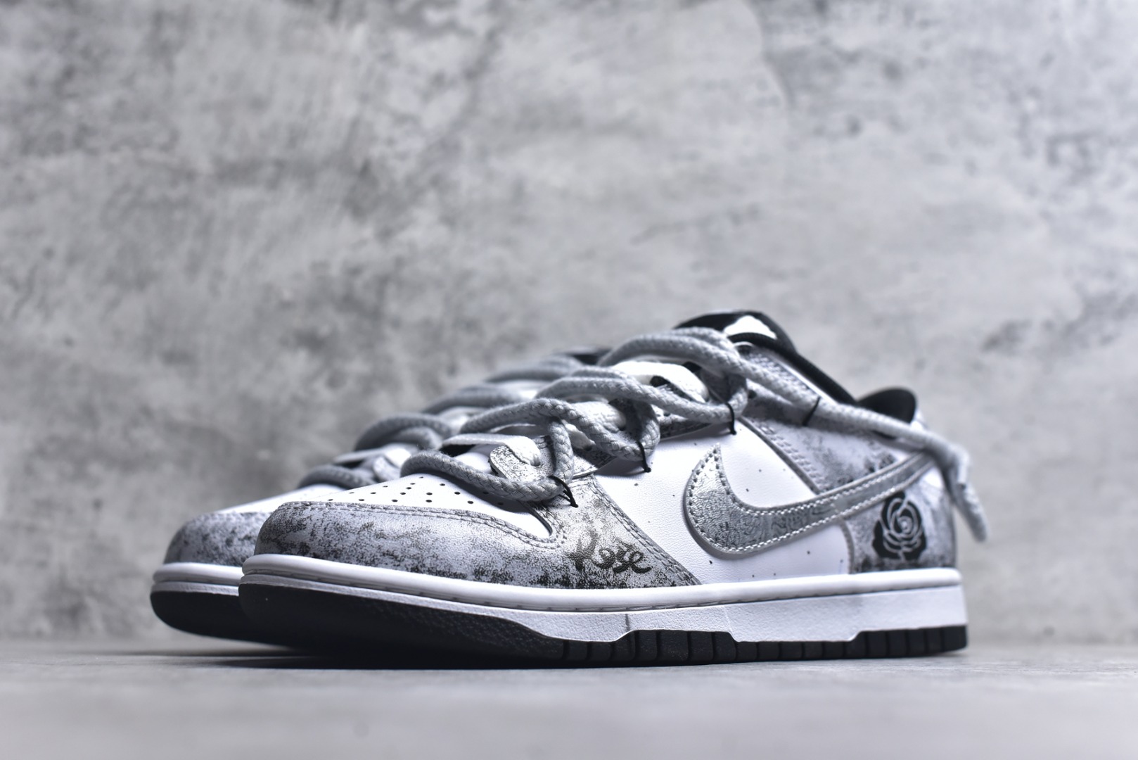 图片[2]-#NK Dunk Low 银绽 DD1391-100 银霜为序，玫瑰为诗，当低调的白，邂逅泼墨般的银灰，仿佛寒夜凝结的霜华在鞋面悄然绽放，在光影流转间暗藏层次，呼应「银绽」之名。粗绳鞋带束起利落轮廓，侧身的黑色玫瑰，以暗纹刺绣悄然盛放，注入一抹不羁的浪漫基因。定制系列天花板 无原鞋不开发 全系列得物原鞋一比一校对开发 配色持续更新中 终端对接 优势输出 全套原厂楦头原纸板数据档案倾力打造 原汁原味莞产 极致还原 圈内最强针车工艺 高端零售指定版 广东原厂配套原盒原标 鞋盒分三个尺码段 原厂冲刀 超高清洁度 全鞋零毛边皮料切割 采用原厂百宏鞋带以及原厂百宏织唛舌标 内标可供原厂几率过验 进口原装条纹中底布 四线拉帮白色点胶 原厂拉帮手法遵循公司 原厂电绣 极致还原 SIZE 40 40.5 41 42 42.5 43 44 44.5 45 46-选品中心