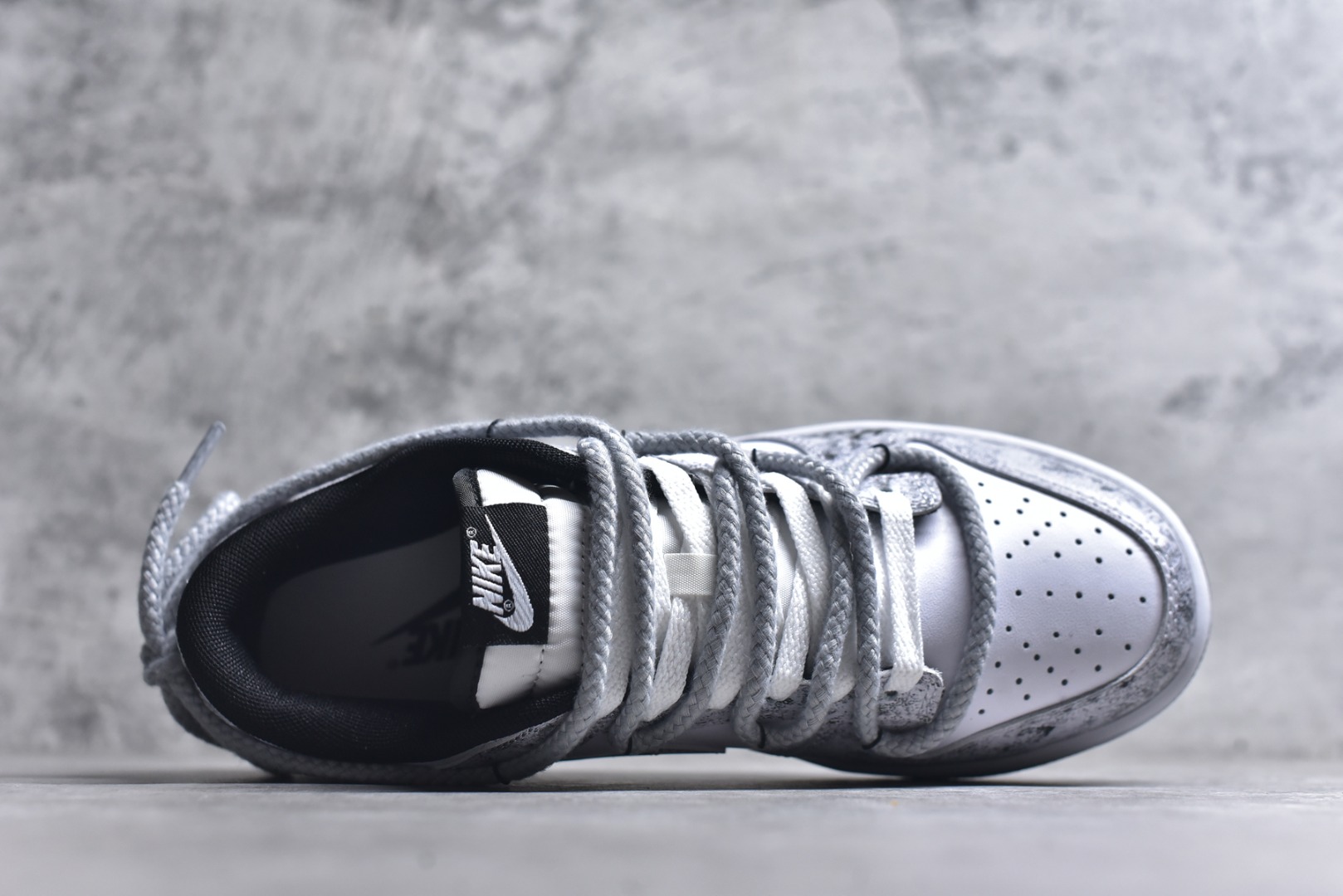 图片[4]-#NK Dunk Low 银绽 DD1391-100 银霜为序，玫瑰为诗，当低调的白，邂逅泼墨般的银灰，仿佛寒夜凝结的霜华在鞋面悄然绽放，在光影流转间暗藏层次，呼应「银绽」之名。粗绳鞋带束起利落轮廓，侧身的黑色玫瑰，以暗纹刺绣悄然盛放，注入一抹不羁的浪漫基因。定制系列天花板 无原鞋不开发 全系列得物原鞋一比一校对开发 配色持续更新中 终端对接 优势输出 全套原厂楦头原纸板数据档案倾力打造 原汁原味莞产 极致还原 圈内最强针车工艺 高端零售指定版 广东原厂配套原盒原标 鞋盒分三个尺码段 原厂冲刀 超高清洁度 全鞋零毛边皮料切割 采用原厂百宏鞋带以及原厂百宏织唛舌标 内标可供原厂几率过验 进口原装条纹中底布 四线拉帮白色点胶 原厂拉帮手法遵循公司 原厂电绣 极致还原 SIZE 40 40.5 41 42 42.5 43 44 44.5 45 46-选品中心