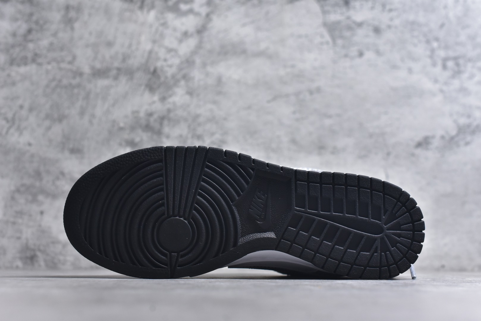 图片[6]-#NK Dunk Low 银绽 DD1391-100 银霜为序，玫瑰为诗，当低调的白，邂逅泼墨般的银灰，仿佛寒夜凝结的霜华在鞋面悄然绽放，在光影流转间暗藏层次，呼应「银绽」之名。粗绳鞋带束起利落轮廓，侧身的黑色玫瑰，以暗纹刺绣悄然盛放，注入一抹不羁的浪漫基因。定制系列天花板 无原鞋不开发 全系列得物原鞋一比一校对开发 配色持续更新中 终端对接 优势输出 全套原厂楦头原纸板数据档案倾力打造 原汁原味莞产 极致还原 圈内最强针车工艺 高端零售指定版 广东原厂配套原盒原标 鞋盒分三个尺码段 原厂冲刀 超高清洁度 全鞋零毛边皮料切割 采用原厂百宏鞋带以及原厂百宏织唛舌标 内标可供原厂几率过验 进口原装条纹中底布 四线拉帮白色点胶 原厂拉帮手法遵循公司 原厂电绣 极致还原 SIZE 40 40.5 41 42 42.5 43 44 44.5 45 46-选品中心