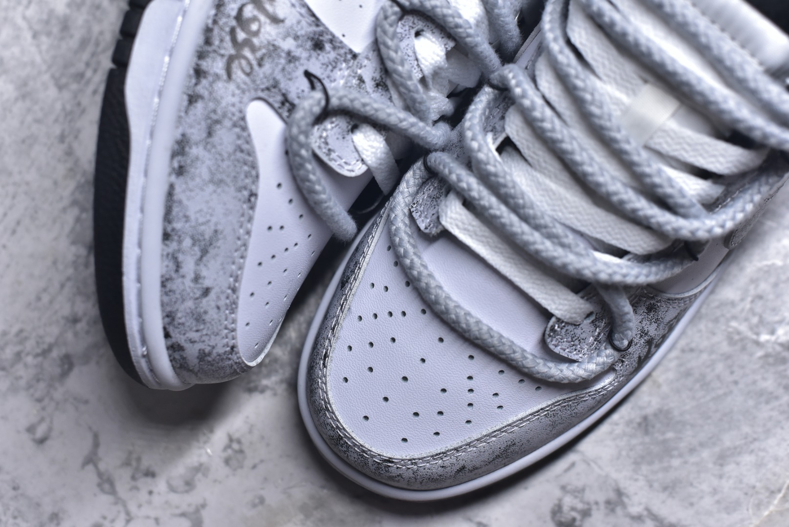 图片[8]-#NK Dunk Low 银绽 DD1391-100 银霜为序，玫瑰为诗，当低调的白，邂逅泼墨般的银灰，仿佛寒夜凝结的霜华在鞋面悄然绽放，在光影流转间暗藏层次，呼应「银绽」之名。粗绳鞋带束起利落轮廓，侧身的黑色玫瑰，以暗纹刺绣悄然盛放，注入一抹不羁的浪漫基因。定制系列天花板 无原鞋不开发 全系列得物原鞋一比一校对开发 配色持续更新中 终端对接 优势输出 全套原厂楦头原纸板数据档案倾力打造 原汁原味莞产 极致还原 圈内最强针车工艺 高端零售指定版 广东原厂配套原盒原标 鞋盒分三个尺码段 原厂冲刀 超高清洁度 全鞋零毛边皮料切割 采用原厂百宏鞋带以及原厂百宏织唛舌标 内标可供原厂几率过验 进口原装条纹中底布 四线拉帮白色点胶 原厂拉帮手法遵循公司 原厂电绣 极致还原 SIZE 40 40.5 41 42 42.5 43 44 44.5 45 46-选品中心