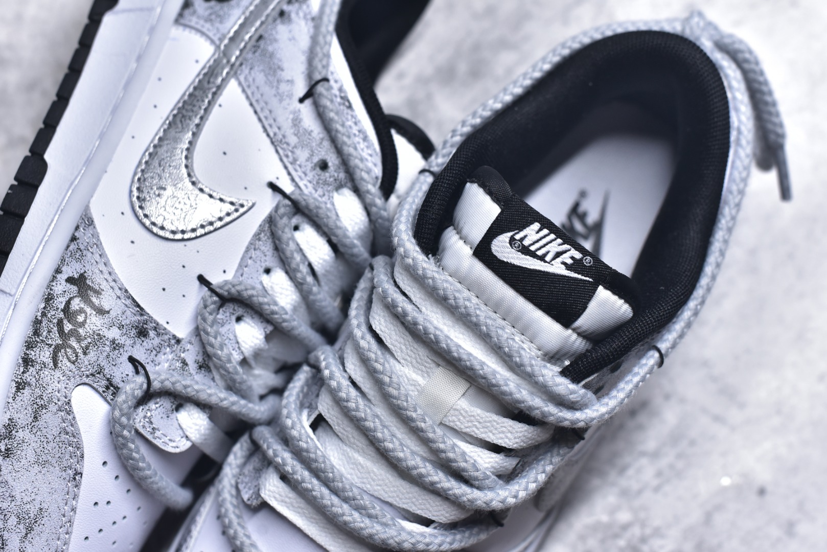 图片[9]-#NK Dunk Low 银绽 DD1391-100 银霜为序，玫瑰为诗，当低调的白，邂逅泼墨般的银灰，仿佛寒夜凝结的霜华在鞋面悄然绽放，在光影流转间暗藏层次，呼应「银绽」之名。粗绳鞋带束起利落轮廓，侧身的黑色玫瑰，以暗纹刺绣悄然盛放，注入一抹不羁的浪漫基因。定制系列天花板 无原鞋不开发 全系列得物原鞋一比一校对开发 配色持续更新中 终端对接 优势输出 全套原厂楦头原纸板数据档案倾力打造 原汁原味莞产 极致还原 圈内最强针车工艺 高端零售指定版 广东原厂配套原盒原标 鞋盒分三个尺码段 原厂冲刀 超高清洁度 全鞋零毛边皮料切割 采用原厂百宏鞋带以及原厂百宏织唛舌标 内标可供原厂几率过验 进口原装条纹中底布 四线拉帮白色点胶 原厂拉帮手法遵循公司 原厂电绣 极致还原 SIZE 40 40.5 41 42 42.5 43 44 44.5 45 46-选品中心