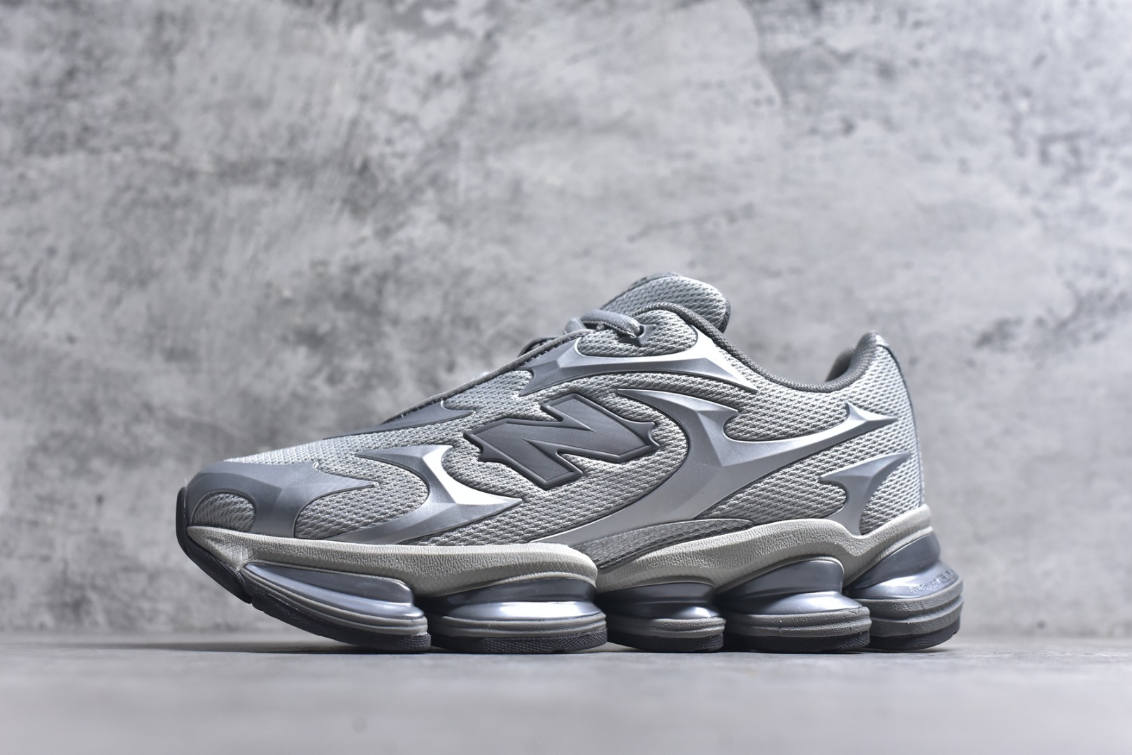 #New Balance 新百伦 NB2000 网面休闲鞋 U20005UW NB官方重磅新品 一款融合复古设计与现代科技的跑鞋，以其经典的造型和舒适脚感，成为2025年复古潮流爱好的推荐单品。 极具视觉冲击力的5根ABZORB单元，以及无缝鞋面的设计，加上3M反光材质的装饰，比之前推出的9060系列更夸张，更具未来感。 尺码：36-46.5-选品中心