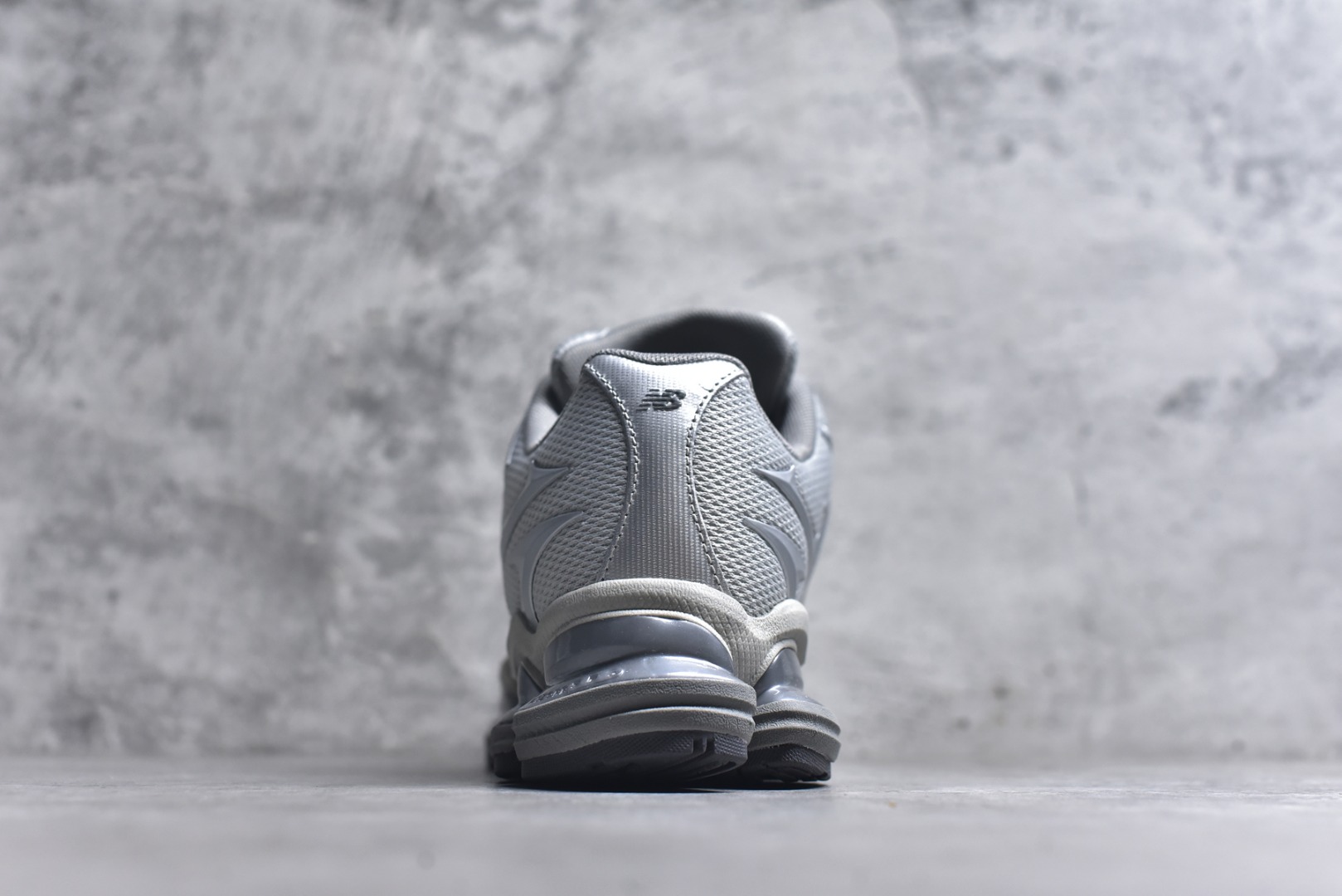 图片[5]-#New Balance 新百伦 NB2000 网面休闲鞋 U20005UW NB官方重磅新品 一款融合复古设计与现代科技的跑鞋，以其经典的造型和舒适脚感，成为2025年复古潮流爱好的推荐单品。 极具视觉冲击力的5根ABZORB单元，以及无缝鞋面的设计，加上3M反光材质的装饰，比之前推出的9060系列更夸张，更具未来感。 尺码：36-46.5-选品中心