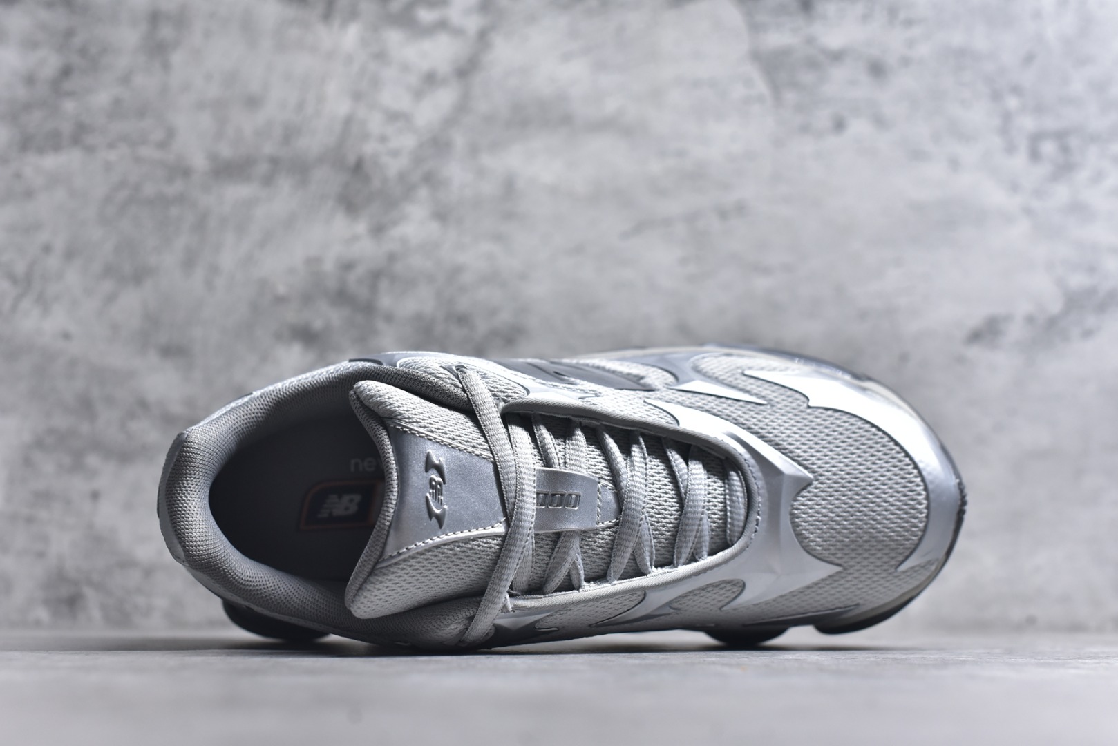 图片[4]-#New Balance 新百伦 NB2000 网面休闲鞋 U20005UW NB官方重磅新品 一款融合复古设计与现代科技的跑鞋，以其经典的造型和舒适脚感，成为2025年复古潮流爱好的推荐单品。 极具视觉冲击力的5根ABZORB单元，以及无缝鞋面的设计，加上3M反光材质的装饰，比之前推出的9060系列更夸张，更具未来感。 尺码：36-46.5-选品中心