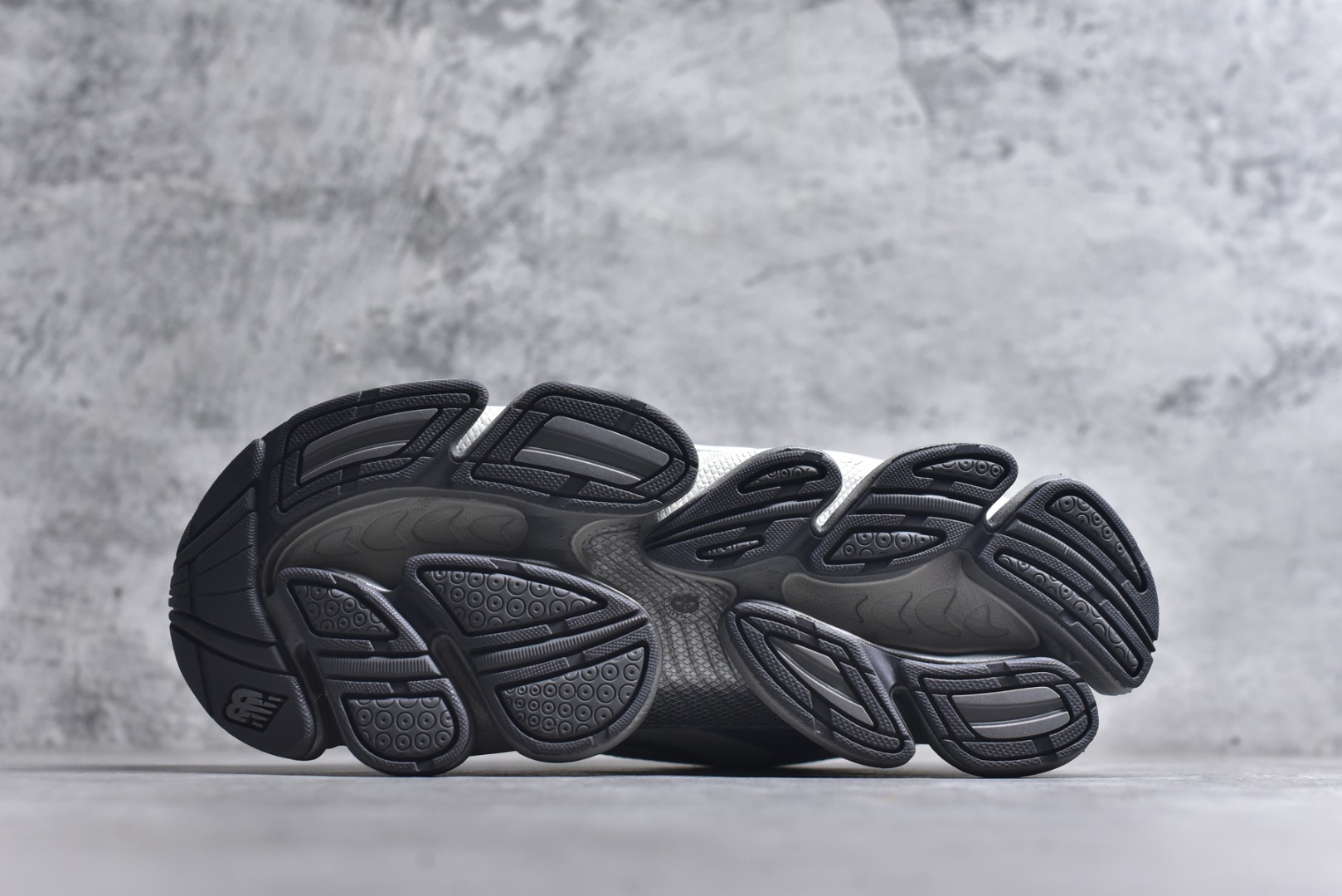 图片[6]-#New Balance 新百伦 NB2000 网面休闲鞋 U20005UW NB官方重磅新品 一款融合复古设计与现代科技的跑鞋，以其经典的造型和舒适脚感，成为2025年复古潮流爱好的推荐单品。 极具视觉冲击力的5根ABZORB单元，以及无缝鞋面的设计，加上3M反光材质的装饰，比之前推出的9060系列更夸张，更具未来感。 尺码：36-46.5-选品中心