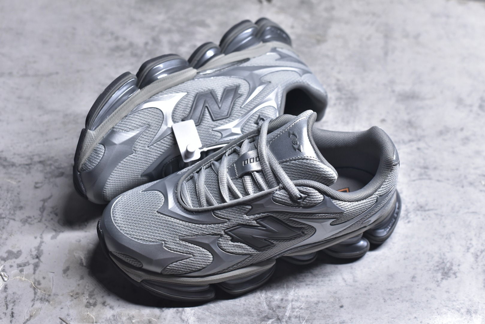 图片[7]-#New Balance 新百伦 NB2000 网面休闲鞋 U20005UW NB官方重磅新品 一款融合复古设计与现代科技的跑鞋，以其经典的造型和舒适脚感，成为2025年复古潮流爱好的推荐单品。 极具视觉冲击力的5根ABZORB单元，以及无缝鞋面的设计，加上3M反光材质的装饰，比之前推出的9060系列更夸张，更具未来感。 尺码：36-46.5-选品中心