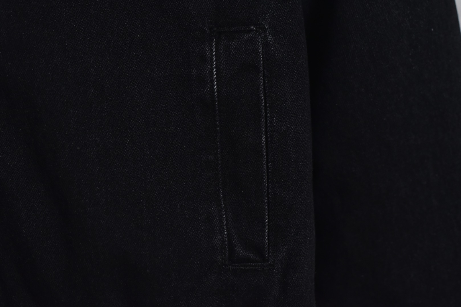 图片[6]-#Miu Miu 25Fw Miu小标牛仔棉服外套 选用高克重100%棉制牛仔斜纹布，高克重意味着面料单位面积密度更高，这不仅赋予了服装卓越的耐用性与抗皱性，更关键的是，它能自然支撑起利落而硬挺的立体廓形，无需依赖额外的内衬，面料经过专业的洗水处理，通过精准控制的酶洗、石磨等工艺，软化了原生棉布的僵硬感，使其触感更为亲肤柔顺。同时，这一过程赋予了丹宁独特的落色效果与微妙的复古做旧纹理，领部采用100%纯棉粗棱灯芯绒，其独特的瓦楞状脊线纹理与主体丹宁的斜纹肌理形成强烈而巧妙的视觉与触觉对比，将柔软且结构相对松散的灯芯绒与硬挺的牛仔布进行拼接，需要极高的裁切与缝纫精度，以确保接缝处平整牢固，避免因材质缩率不同而产生的变形。此举体现了品牌对异材质拼接工艺的成熟掌控，内里填充1400D高密度洗水棉。这里的“D”并非填充重量，而是指棉絮本身的纤维细度与长度规格，其拥有极佳的蓬松度与持久性，不易结块或移位，能确保夹克长期使用后仍保持均匀平整的保暖层，结合高克重牛仔布形成的“外壳结构”，共同构建了一个轻量却高效的隔热系统，实现了保暖性与廓形感的统一，在左前幅，运用了极为精细的真皮激光镭射雕花工艺。首先将一块小牛皮复合于面料之上，随后通过高精度激光按照预设图案进行烧蚀，刻画出品牌标识或图案，此工艺要求对激光的功率与速度进行毫厘不差的控制，才能在皮革上实现边缘锐利、细节分明的图案，同时不伤及底层的丹宁面料，定制辅料三标，男女同款 尺码：40 42 44-选品中心