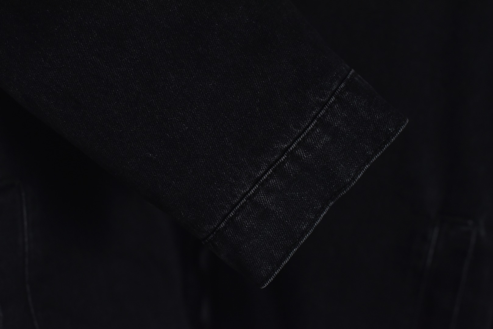 图片[7]-#Miu Miu 25Fw Miu小标牛仔棉服外套 选用高克重100%棉制牛仔斜纹布，高克重意味着面料单位面积密度更高，这不仅赋予了服装卓越的耐用性与抗皱性，更关键的是，它能自然支撑起利落而硬挺的立体廓形，无需依赖额外的内衬，面料经过专业的洗水处理，通过精准控制的酶洗、石磨等工艺，软化了原生棉布的僵硬感，使其触感更为亲肤柔顺。同时，这一过程赋予了丹宁独特的落色效果与微妙的复古做旧纹理，领部采用100%纯棉粗棱灯芯绒，其独特的瓦楞状脊线纹理与主体丹宁的斜纹肌理形成强烈而巧妙的视觉与触觉对比，将柔软且结构相对松散的灯芯绒与硬挺的牛仔布进行拼接，需要极高的裁切与缝纫精度，以确保接缝处平整牢固，避免因材质缩率不同而产生的变形。此举体现了品牌对异材质拼接工艺的成熟掌控，内里填充1400D高密度洗水棉。这里的“D”并非填充重量，而是指棉絮本身的纤维细度与长度规格，其拥有极佳的蓬松度与持久性，不易结块或移位，能确保夹克长期使用后仍保持均匀平整的保暖层，结合高克重牛仔布形成的“外壳结构”，共同构建了一个轻量却高效的隔热系统，实现了保暖性与廓形感的统一，在左前幅，运用了极为精细的真皮激光镭射雕花工艺。首先将一块小牛皮复合于面料之上，随后通过高精度激光按照预设图案进行烧蚀，刻画出品牌标识或图案，此工艺要求对激光的功率与速度进行毫厘不差的控制，才能在皮革上实现边缘锐利、细节分明的图案，同时不伤及底层的丹宁面料，定制辅料三标，男女同款 尺码：40 42 44-选品中心