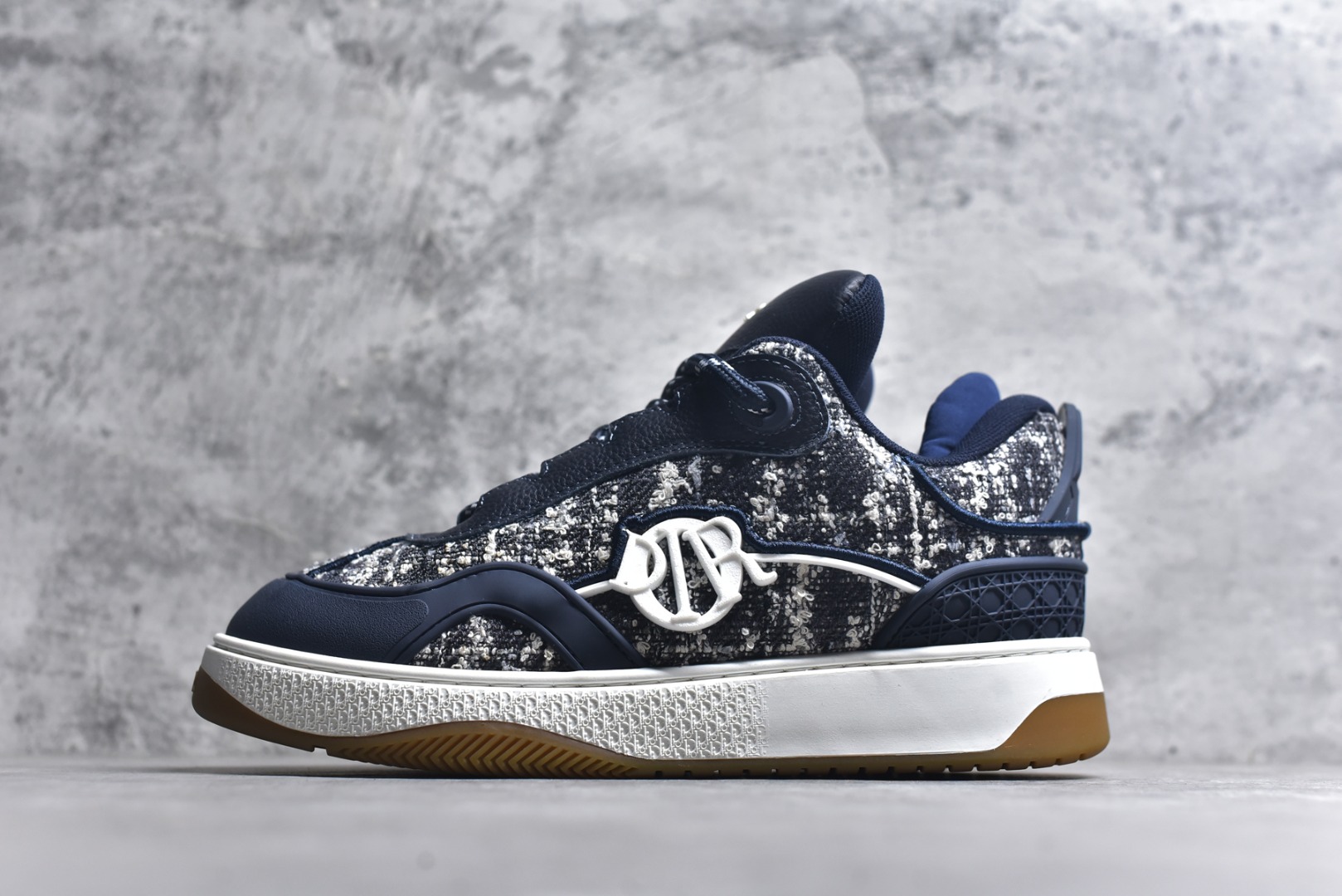 #X1 纯原顶级版本 原版开发 ERL x DIOR迪奥 B9S 皮革 藤格纹 花卉图案刺绣 时尚板鞋 男款 黑色 这款 B9S 滑板运动鞋的灵感源自滑板运动和 Dior 的高订精神。采用蓝色 Kumo 藤格纹牛仔面料精心制作，经典的图案搭配对比鲜明的缉面线打造绗缝效果。加垫鞋舌和后侧内部科技面料加垫支撑设计，打造理想的舒适穿着体验。鞋跟和鞋舌饰以 Dior 标志，鞋头搭配展示藤格纹图案的同色调橡胶镶片。搭配镌刻以渐变效果 Oblique 印花的橡胶鞋底更显精致，可作为各式造型的点睛之笔。 尺码 39 40 41 42 43 44 45 46-选品中心