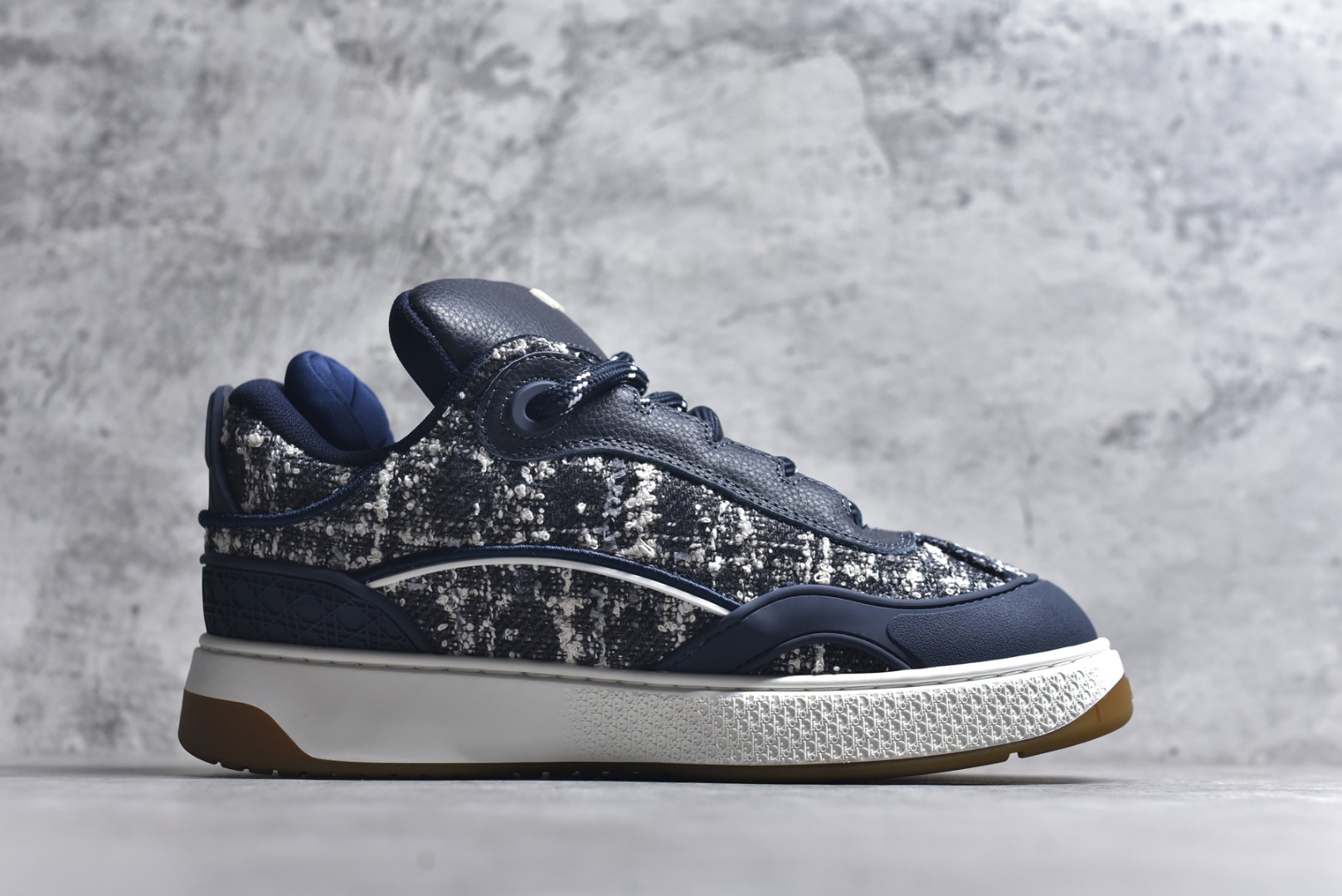 图片[3]-#X1 纯原顶级版本 原版开发 ERL x DIOR迪奥 B9S 皮革 藤格纹 花卉图案刺绣 时尚板鞋 男款 黑色 这款 B9S 滑板运动鞋的灵感源自滑板运动和 Dior 的高订精神。采用蓝色 Kumo 藤格纹牛仔面料精心制作，经典的图案搭配对比鲜明的缉面线打造绗缝效果。加垫鞋舌和后侧内部科技面料加垫支撑设计，打造理想的舒适穿着体验。鞋跟和鞋舌饰以 Dior 标志，鞋头搭配展示藤格纹图案的同色调橡胶镶片。搭配镌刻以渐变效果 Oblique 印花的橡胶鞋底更显精致，可作为各式造型的点睛之笔。 尺码 39 40 41 42 43 44 45 46-选品中心