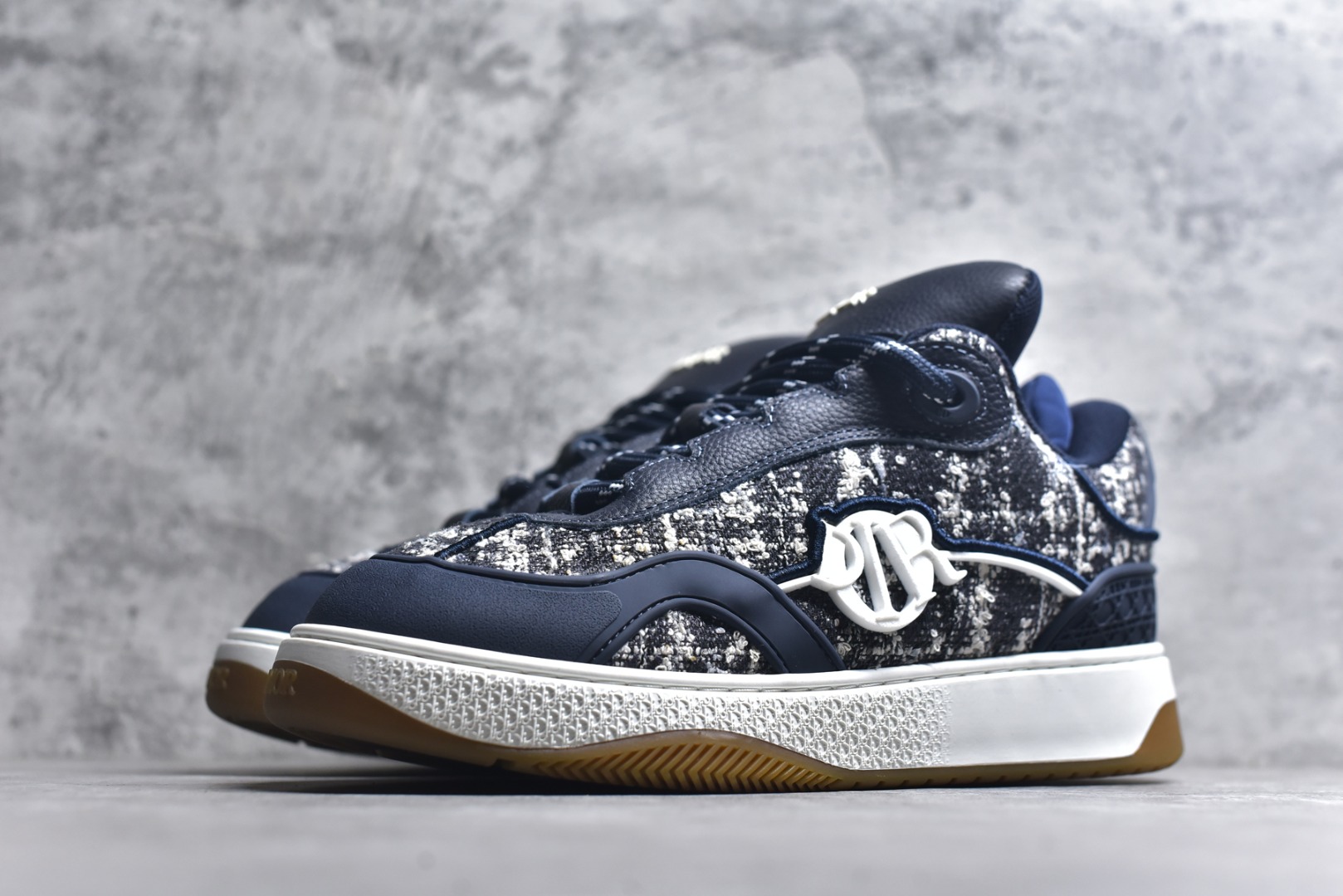 图片[2]-#X1 纯原顶级版本 原版开发 ERL x DIOR迪奥 B9S 皮革 藤格纹 花卉图案刺绣 时尚板鞋 男款 黑色 这款 B9S 滑板运动鞋的灵感源自滑板运动和 Dior 的高订精神。采用蓝色 Kumo 藤格纹牛仔面料精心制作，经典的图案搭配对比鲜明的缉面线打造绗缝效果。加垫鞋舌和后侧内部科技面料加垫支撑设计，打造理想的舒适穿着体验。鞋跟和鞋舌饰以 Dior 标志，鞋头搭配展示藤格纹图案的同色调橡胶镶片。搭配镌刻以渐变效果 Oblique 印花的橡胶鞋底更显精致，可作为各式造型的点睛之笔。 尺码 39 40 41 42 43 44 45 46-选品中心