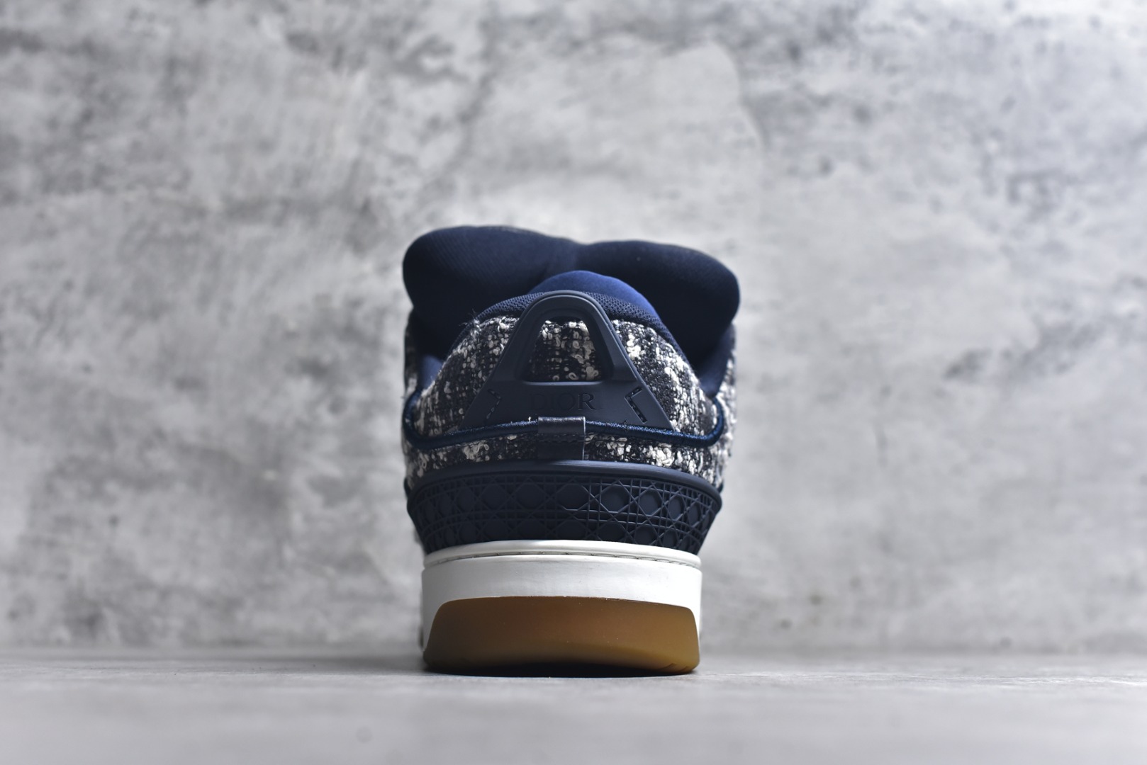 图片[5]-#X1 纯原顶级版本 原版开发 ERL x DIOR迪奥 B9S 皮革 藤格纹 花卉图案刺绣 时尚板鞋 男款 黑色 这款 B9S 滑板运动鞋的灵感源自滑板运动和 Dior 的高订精神。采用蓝色 Kumo 藤格纹牛仔面料精心制作，经典的图案搭配对比鲜明的缉面线打造绗缝效果。加垫鞋舌和后侧内部科技面料加垫支撑设计，打造理想的舒适穿着体验。鞋跟和鞋舌饰以 Dior 标志，鞋头搭配展示藤格纹图案的同色调橡胶镶片。搭配镌刻以渐变效果 Oblique 印花的橡胶鞋底更显精致，可作为各式造型的点睛之笔。 尺码 39 40 41 42 43 44 45 46-选品中心