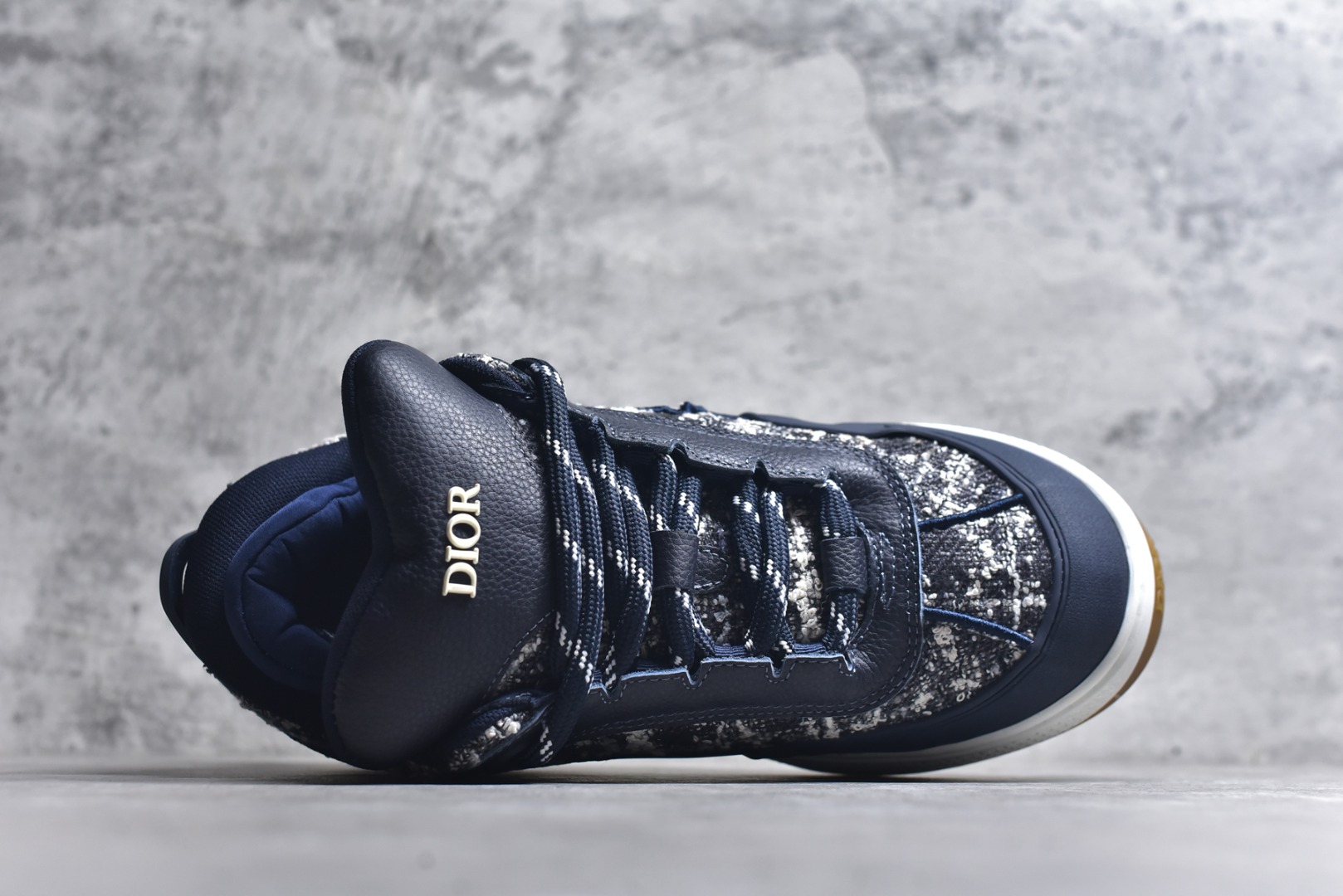 图片[4]-#X1 纯原顶级版本 原版开发 ERL x DIOR迪奥 B9S 皮革 藤格纹 花卉图案刺绣 时尚板鞋 男款 黑色 这款 B9S 滑板运动鞋的灵感源自滑板运动和 Dior 的高订精神。采用蓝色 Kumo 藤格纹牛仔面料精心制作，经典的图案搭配对比鲜明的缉面线打造绗缝效果。加垫鞋舌和后侧内部科技面料加垫支撑设计，打造理想的舒适穿着体验。鞋跟和鞋舌饰以 Dior 标志，鞋头搭配展示藤格纹图案的同色调橡胶镶片。搭配镌刻以渐变效果 Oblique 印花的橡胶鞋底更显精致，可作为各式造型的点睛之笔。 尺码 39 40 41 42 43 44 45 46-选品中心