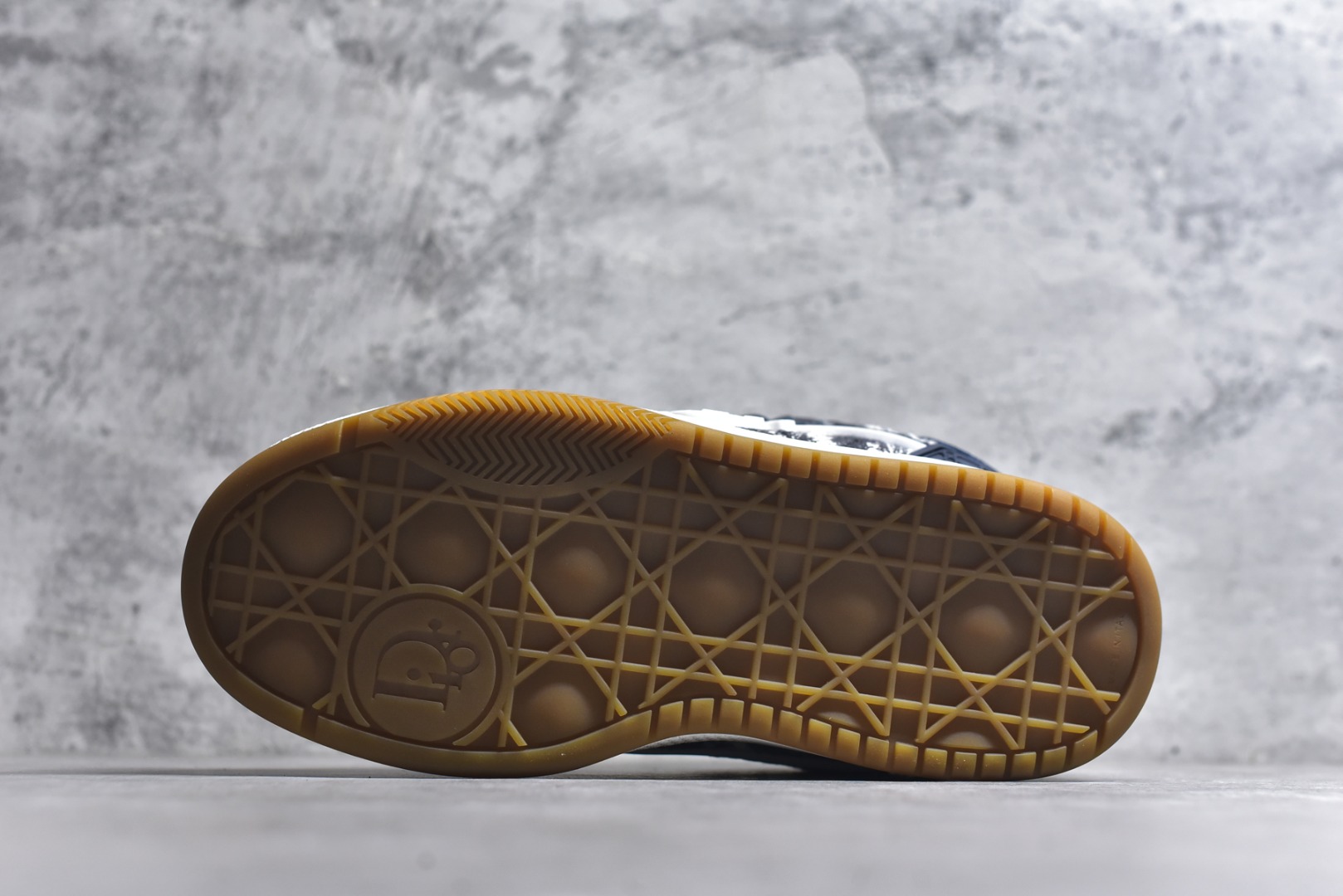 图片[6]-#X1 纯原顶级版本 原版开发 ERL x DIOR迪奥 B9S 皮革 藤格纹 花卉图案刺绣 时尚板鞋 男款 黑色 这款 B9S 滑板运动鞋的灵感源自滑板运动和 Dior 的高订精神。采用蓝色 Kumo 藤格纹牛仔面料精心制作，经典的图案搭配对比鲜明的缉面线打造绗缝效果。加垫鞋舌和后侧内部科技面料加垫支撑设计，打造理想的舒适穿着体验。鞋跟和鞋舌饰以 Dior 标志，鞋头搭配展示藤格纹图案的同色调橡胶镶片。搭配镌刻以渐变效果 Oblique 印花的橡胶鞋底更显精致，可作为各式造型的点睛之笔。 尺码 39 40 41 42 43 44 45 46-选品中心