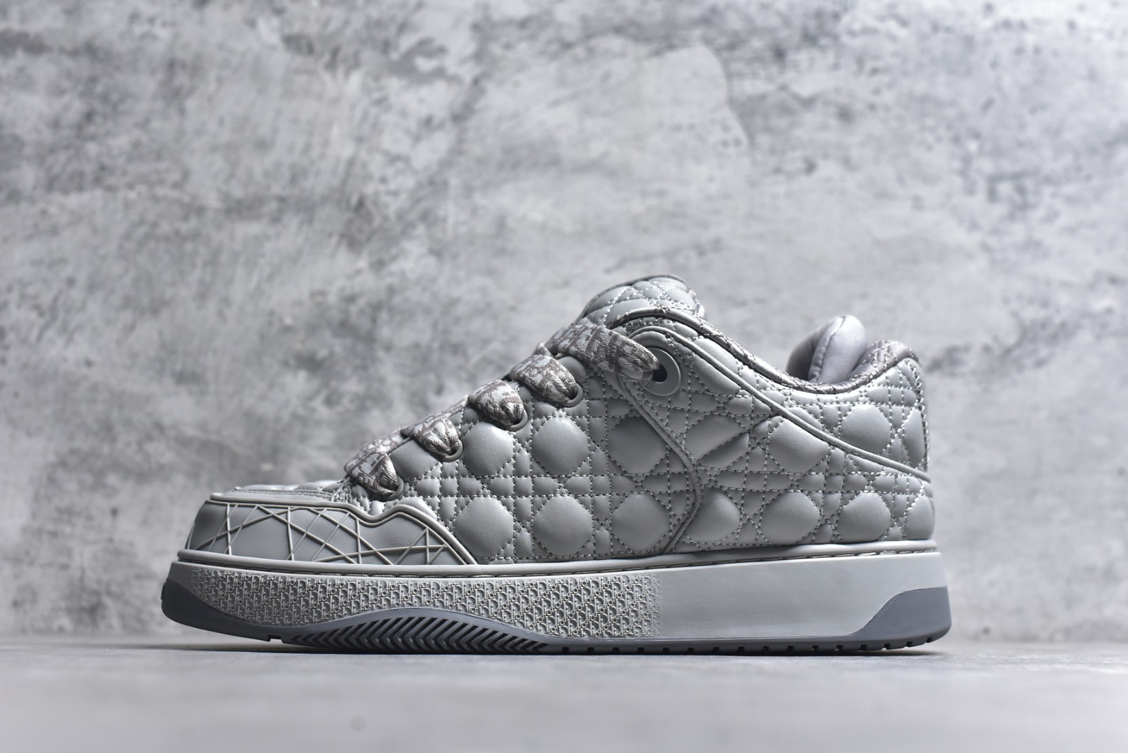 #X1 纯原顶级版本 原版开发 ERL x DIOR迪奥 B9S 皮革 藤格纹 花卉图案刺绣 时尚板鞋 男款 黑色 这款 B9S 滑板运动鞋的灵感源自滑板运动和 Dior 的高订精神。采用蓝色 Kumo 藤格纹牛仔面料精心制作，经典的图案搭配对比鲜明的缉面线打造绗缝效果。加垫鞋舌和后侧内部科技面料加垫支撑设计，打造理想的舒适穿着体验。鞋跟和鞋舌饰以 Dior 标志，鞋头搭配展示藤格纹图案的同色调橡胶镶片。搭配镌刻以渐变效果 Oblique 印花的橡胶鞋底更显精致，可作为各式造型的点睛之笔。 尺码 39 40 41 42 43 44 45 46-选品中心