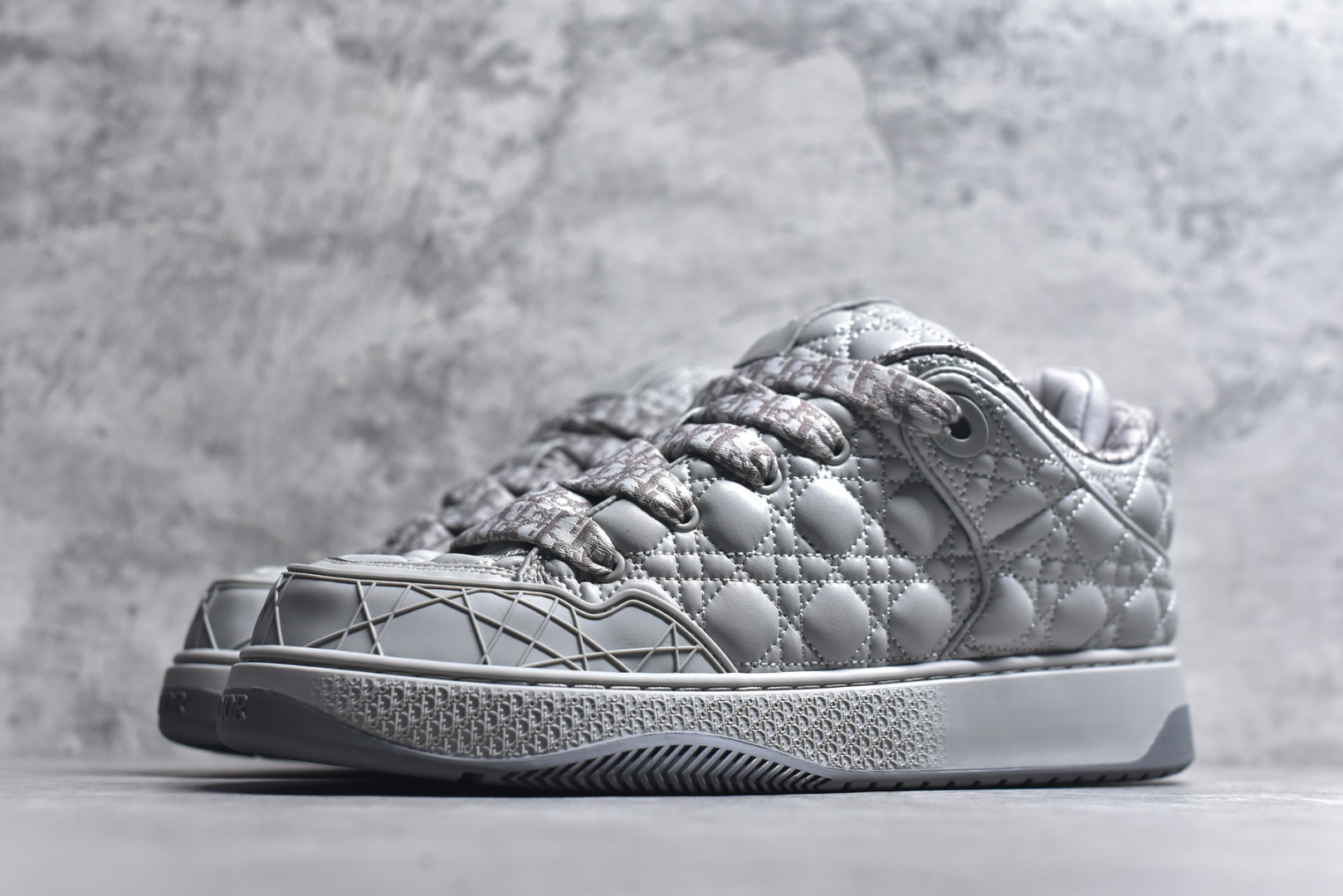 图片[2]-#X1 纯原顶级版本 原版开发 ERL x DIOR迪奥 B9S 皮革 藤格纹 花卉图案刺绣 时尚板鞋 男款 黑色 这款 B9S 滑板运动鞋的灵感源自滑板运动和 Dior 的高订精神。采用蓝色 Kumo 藤格纹牛仔面料精心制作，经典的图案搭配对比鲜明的缉面线打造绗缝效果。加垫鞋舌和后侧内部科技面料加垫支撑设计，打造理想的舒适穿着体验。鞋跟和鞋舌饰以 Dior 标志，鞋头搭配展示藤格纹图案的同色调橡胶镶片。搭配镌刻以渐变效果 Oblique 印花的橡胶鞋底更显精致，可作为各式造型的点睛之笔。 尺码 39 40 41 42 43 44 45 46-选品中心