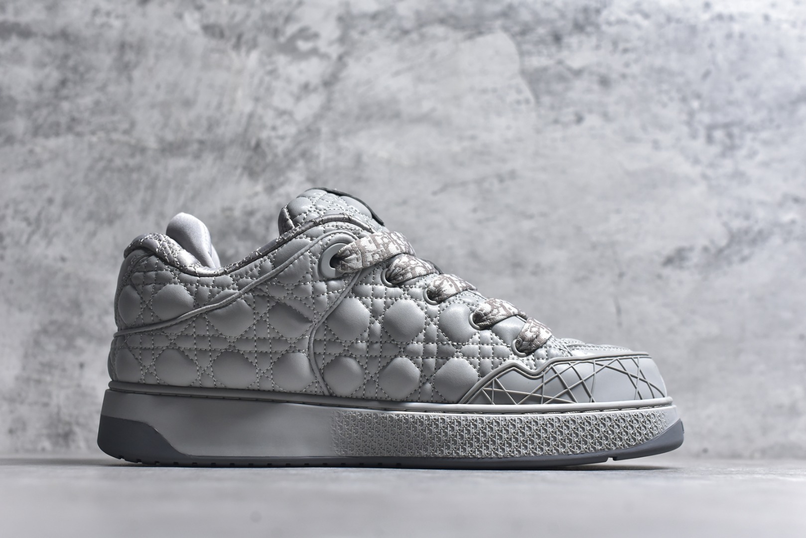 图片[3]-#X1 纯原顶级版本 原版开发 ERL x DIOR迪奥 B9S 皮革 藤格纹 花卉图案刺绣 时尚板鞋 男款 黑色 这款 B9S 滑板运动鞋的灵感源自滑板运动和 Dior 的高订精神。采用蓝色 Kumo 藤格纹牛仔面料精心制作，经典的图案搭配对比鲜明的缉面线打造绗缝效果。加垫鞋舌和后侧内部科技面料加垫支撑设计，打造理想的舒适穿着体验。鞋跟和鞋舌饰以 Dior 标志，鞋头搭配展示藤格纹图案的同色调橡胶镶片。搭配镌刻以渐变效果 Oblique 印花的橡胶鞋底更显精致，可作为各式造型的点睛之笔。 尺码 39 40 41 42 43 44 45 46-选品中心