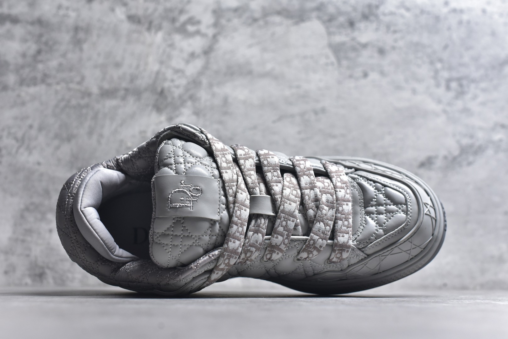 图片[4]-#X1 纯原顶级版本 原版开发 ERL x DIOR迪奥 B9S 皮革 藤格纹 花卉图案刺绣 时尚板鞋 男款 黑色 这款 B9S 滑板运动鞋的灵感源自滑板运动和 Dior 的高订精神。采用蓝色 Kumo 藤格纹牛仔面料精心制作，经典的图案搭配对比鲜明的缉面线打造绗缝效果。加垫鞋舌和后侧内部科技面料加垫支撑设计，打造理想的舒适穿着体验。鞋跟和鞋舌饰以 Dior 标志，鞋头搭配展示藤格纹图案的同色调橡胶镶片。搭配镌刻以渐变效果 Oblique 印花的橡胶鞋底更显精致，可作为各式造型的点睛之笔。 尺码 39 40 41 42 43 44 45 46-选品中心