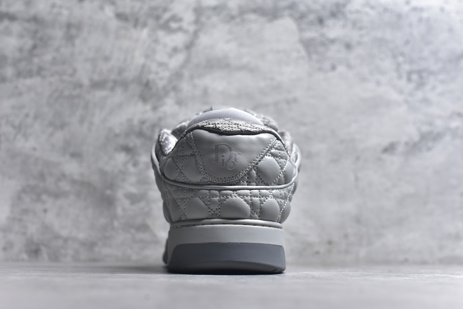 图片[5]-#X1 纯原顶级版本 原版开发 ERL x DIOR迪奥 B9S 皮革 藤格纹 花卉图案刺绣 时尚板鞋 男款 黑色 这款 B9S 滑板运动鞋的灵感源自滑板运动和 Dior 的高订精神。采用蓝色 Kumo 藤格纹牛仔面料精心制作，经典的图案搭配对比鲜明的缉面线打造绗缝效果。加垫鞋舌和后侧内部科技面料加垫支撑设计，打造理想的舒适穿着体验。鞋跟和鞋舌饰以 Dior 标志，鞋头搭配展示藤格纹图案的同色调橡胶镶片。搭配镌刻以渐变效果 Oblique 印花的橡胶鞋底更显精致，可作为各式造型的点睛之笔。 尺码 39 40 41 42 43 44 45 46-选品中心