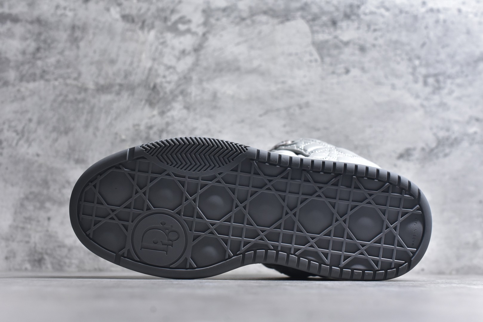 图片[6]-#X1 纯原顶级版本 原版开发 ERL x DIOR迪奥 B9S 皮革 藤格纹 花卉图案刺绣 时尚板鞋 男款 黑色 这款 B9S 滑板运动鞋的灵感源自滑板运动和 Dior 的高订精神。采用蓝色 Kumo 藤格纹牛仔面料精心制作，经典的图案搭配对比鲜明的缉面线打造绗缝效果。加垫鞋舌和后侧内部科技面料加垫支撑设计，打造理想的舒适穿着体验。鞋跟和鞋舌饰以 Dior 标志，鞋头搭配展示藤格纹图案的同色调橡胶镶片。搭配镌刻以渐变效果 Oblique 印花的橡胶鞋底更显精致，可作为各式造型的点睛之笔。 尺码 39 40 41 42 43 44 45 46-选品中心