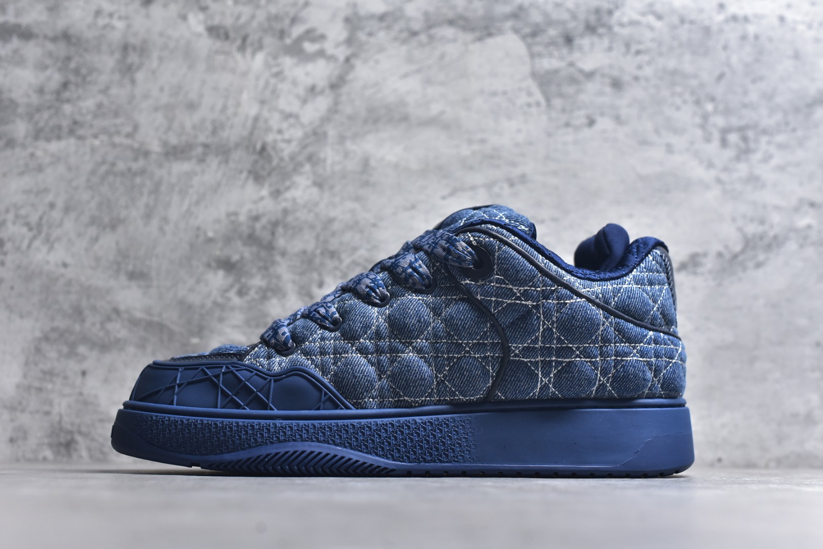 #X1 纯原顶级版本 原版开发 ERL x DIOR迪奥 B9S 皮革 藤格纹 花卉图案刺绣 时尚板鞋 男款 黑色 这款 B9S 滑板运动鞋的灵感源自滑板运动和 Dior 的高订精神。采用蓝色 Kumo 藤格纹牛仔面料精心制作，经典的图案搭配对比鲜明的缉面线打造绗缝效果。加垫鞋舌和后侧内部科技面料加垫支撑设计，打造理想的舒适穿着体验。鞋跟和鞋舌饰以 Dior 标志，鞋头搭配展示藤格纹图案的同色调橡胶镶片。搭配镌刻以渐变效果 Oblique 印花的橡胶鞋底更显精致，可作为各式造型的点睛之笔。 尺码 39 40 41 42 43 44 45 46-选品中心