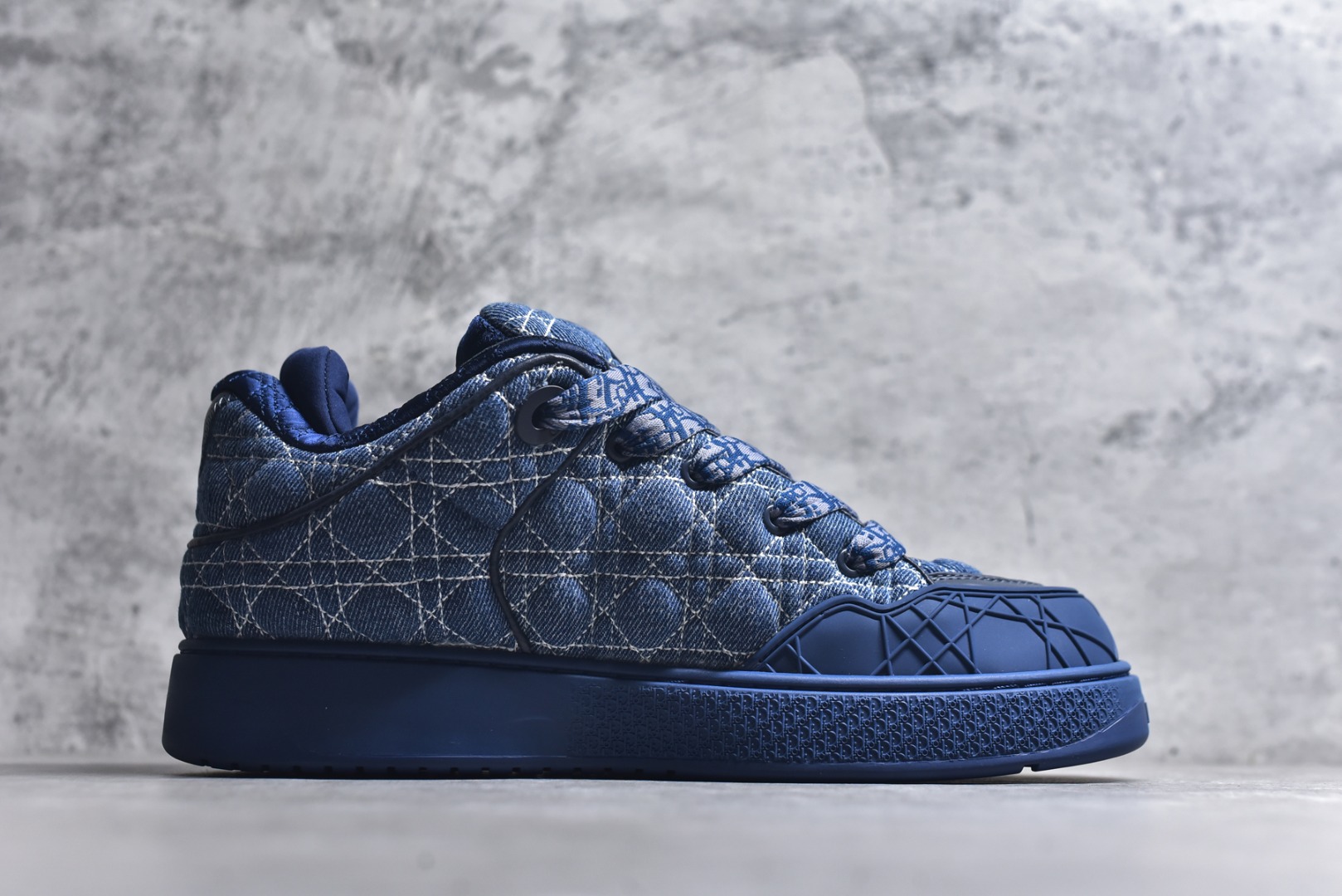 图片[3]-#X1 纯原顶级版本 原版开发 ERL x DIOR迪奥 B9S 皮革 藤格纹 花卉图案刺绣 时尚板鞋 男款 黑色 这款 B9S 滑板运动鞋的灵感源自滑板运动和 Dior 的高订精神。采用蓝色 Kumo 藤格纹牛仔面料精心制作，经典的图案搭配对比鲜明的缉面线打造绗缝效果。加垫鞋舌和后侧内部科技面料加垫支撑设计，打造理想的舒适穿着体验。鞋跟和鞋舌饰以 Dior 标志，鞋头搭配展示藤格纹图案的同色调橡胶镶片。搭配镌刻以渐变效果 Oblique 印花的橡胶鞋底更显精致，可作为各式造型的点睛之笔。 尺码 39 40 41 42 43 44 45 46-选品中心