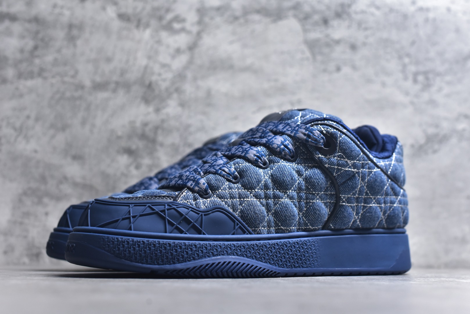 图片[2]-#X1 纯原顶级版本 原版开发 ERL x DIOR迪奥 B9S 皮革 藤格纹 花卉图案刺绣 时尚板鞋 男款 黑色 这款 B9S 滑板运动鞋的灵感源自滑板运动和 Dior 的高订精神。采用蓝色 Kumo 藤格纹牛仔面料精心制作，经典的图案搭配对比鲜明的缉面线打造绗缝效果。加垫鞋舌和后侧内部科技面料加垫支撑设计，打造理想的舒适穿着体验。鞋跟和鞋舌饰以 Dior 标志，鞋头搭配展示藤格纹图案的同色调橡胶镶片。搭配镌刻以渐变效果 Oblique 印花的橡胶鞋底更显精致，可作为各式造型的点睛之笔。 尺码 39 40 41 42 43 44 45 46-选品中心