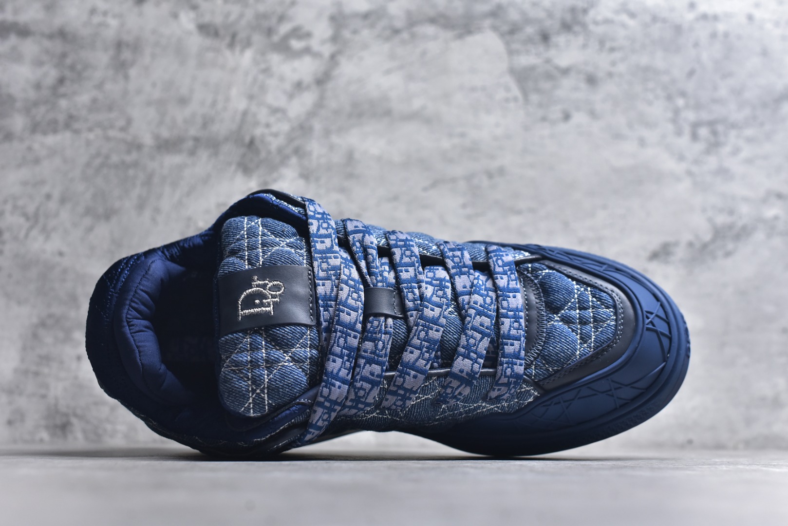 图片[4]-#X1 纯原顶级版本 原版开发 ERL x DIOR迪奥 B9S 皮革 藤格纹 花卉图案刺绣 时尚板鞋 男款 黑色 这款 B9S 滑板运动鞋的灵感源自滑板运动和 Dior 的高订精神。采用蓝色 Kumo 藤格纹牛仔面料精心制作，经典的图案搭配对比鲜明的缉面线打造绗缝效果。加垫鞋舌和后侧内部科技面料加垫支撑设计，打造理想的舒适穿着体验。鞋跟和鞋舌饰以 Dior 标志，鞋头搭配展示藤格纹图案的同色调橡胶镶片。搭配镌刻以渐变效果 Oblique 印花的橡胶鞋底更显精致，可作为各式造型的点睛之笔。 尺码 39 40 41 42 43 44 45 46-选品中心