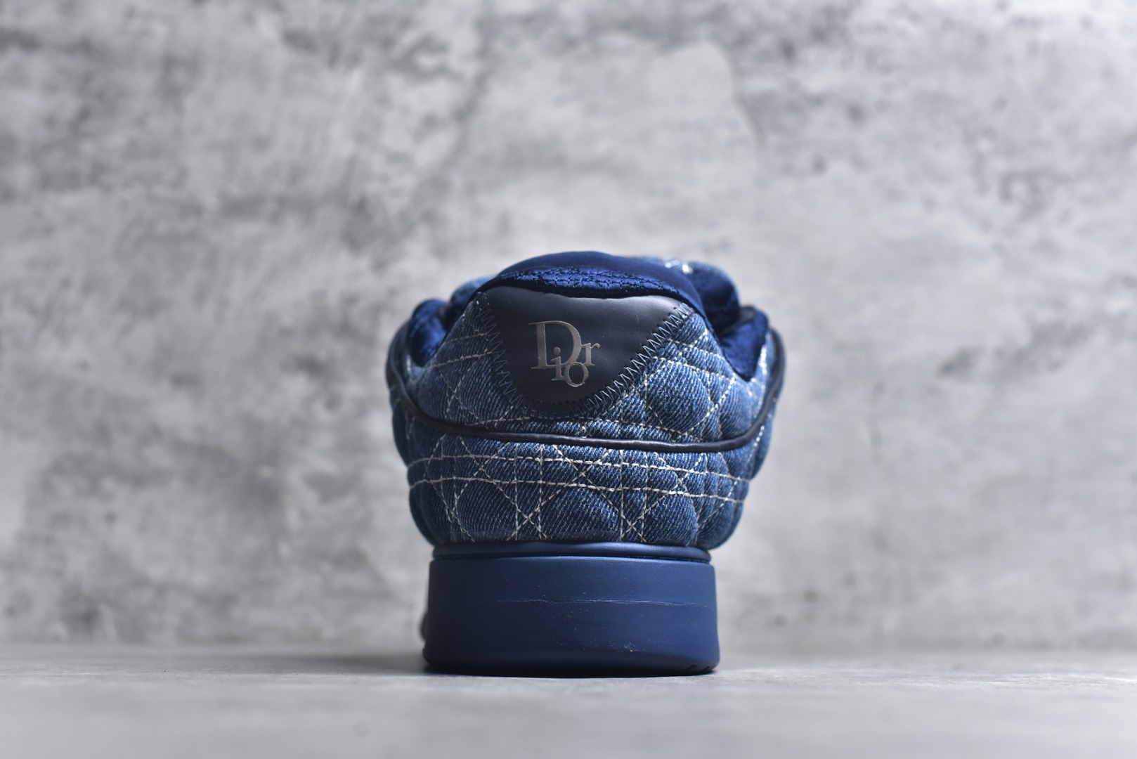 图片[5]-#X1 纯原顶级版本 原版开发 ERL x DIOR迪奥 B9S 皮革 藤格纹 花卉图案刺绣 时尚板鞋 男款 黑色 这款 B9S 滑板运动鞋的灵感源自滑板运动和 Dior 的高订精神。采用蓝色 Kumo 藤格纹牛仔面料精心制作，经典的图案搭配对比鲜明的缉面线打造绗缝效果。加垫鞋舌和后侧内部科技面料加垫支撑设计，打造理想的舒适穿着体验。鞋跟和鞋舌饰以 Dior 标志，鞋头搭配展示藤格纹图案的同色调橡胶镶片。搭配镌刻以渐变效果 Oblique 印花的橡胶鞋底更显精致，可作为各式造型的点睛之笔。 尺码 39 40 41 42 43 44 45 46-选品中心