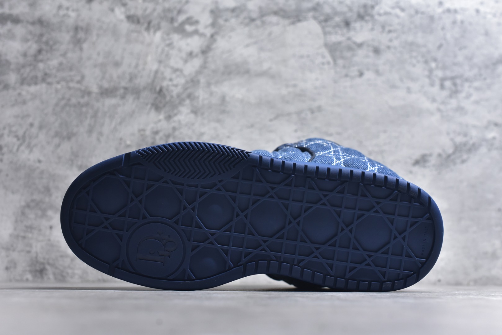 图片[6]-#X1 纯原顶级版本 原版开发 ERL x DIOR迪奥 B9S 皮革 藤格纹 花卉图案刺绣 时尚板鞋 男款 黑色 这款 B9S 滑板运动鞋的灵感源自滑板运动和 Dior 的高订精神。采用蓝色 Kumo 藤格纹牛仔面料精心制作，经典的图案搭配对比鲜明的缉面线打造绗缝效果。加垫鞋舌和后侧内部科技面料加垫支撑设计，打造理想的舒适穿着体验。鞋跟和鞋舌饰以 Dior 标志，鞋头搭配展示藤格纹图案的同色调橡胶镶片。搭配镌刻以渐变效果 Oblique 印花的橡胶鞋底更显精致，可作为各式造型的点睛之笔。 尺码 39 40 41 42 43 44 45 46-选品中心