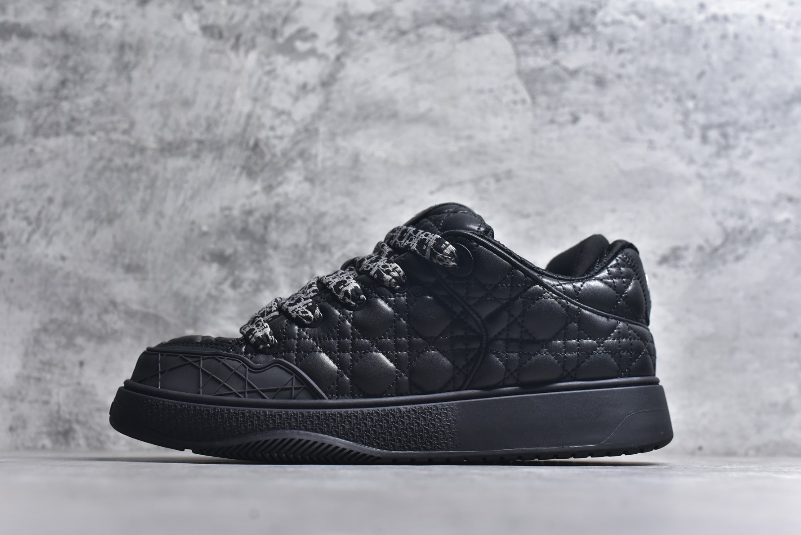 #X1 纯原顶级版本 原版开发 ERL x DIOR迪奥 B9S 皮革 藤格纹 花卉图案刺绣 时尚板鞋 男款 黑色 这款 B9S 滑板运动鞋的灵感源自滑板运动和 Dior 的高订精神。采用蓝色 Kumo 藤格纹牛仔面料精心制作，经典的图案搭配对比鲜明的缉面线打造绗缝效果。加垫鞋舌和后侧内部科技面料加垫支撑设计，打造理想的舒适穿着体验。鞋跟和鞋舌饰以 Dior 标志，鞋头搭配展示藤格纹图案的同色调橡胶镶片。搭配镌刻以渐变效果 Oblique 印花的橡胶鞋底更显精致，可作为各式造型的点睛之笔。 尺码 39 40 41 42 43 44 45 46-选品中心