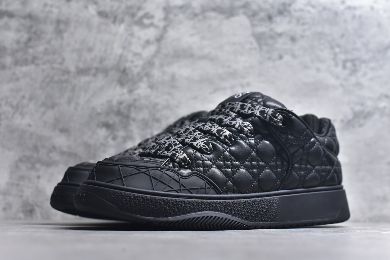 图片[2]-#X1 纯原顶级版本 原版开发 ERL x DIOR迪奥 B9S 皮革 藤格纹 花卉图案刺绣 时尚板鞋 男款 黑色 这款 B9S 滑板运动鞋的灵感源自滑板运动和 Dior 的高订精神。采用蓝色 Kumo 藤格纹牛仔面料精心制作，经典的图案搭配对比鲜明的缉面线打造绗缝效果。加垫鞋舌和后侧内部科技面料加垫支撑设计，打造理想的舒适穿着体验。鞋跟和鞋舌饰以 Dior 标志，鞋头搭配展示藤格纹图案的同色调橡胶镶片。搭配镌刻以渐变效果 Oblique 印花的橡胶鞋底更显精致，可作为各式造型的点睛之笔。 尺码 39 40 41 42 43 44 45 46-选品中心