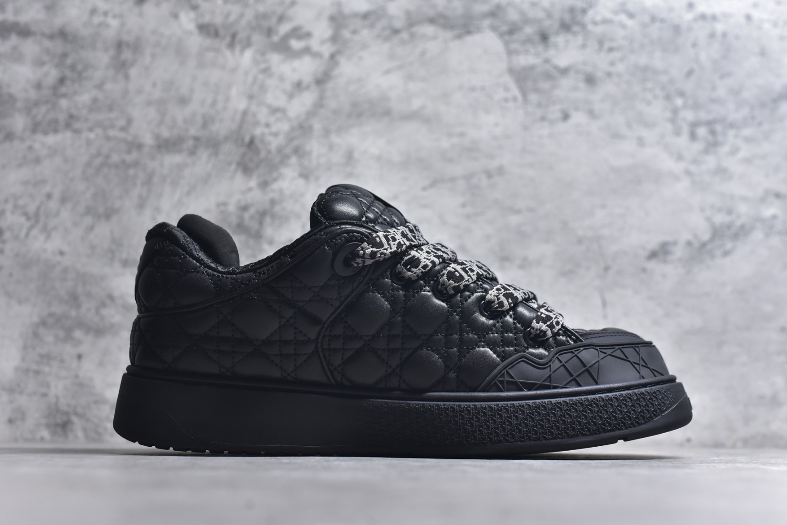 图片[3]-#X1 纯原顶级版本 原版开发 ERL x DIOR迪奥 B9S 皮革 藤格纹 花卉图案刺绣 时尚板鞋 男款 黑色 这款 B9S 滑板运动鞋的灵感源自滑板运动和 Dior 的高订精神。采用蓝色 Kumo 藤格纹牛仔面料精心制作，经典的图案搭配对比鲜明的缉面线打造绗缝效果。加垫鞋舌和后侧内部科技面料加垫支撑设计，打造理想的舒适穿着体验。鞋跟和鞋舌饰以 Dior 标志，鞋头搭配展示藤格纹图案的同色调橡胶镶片。搭配镌刻以渐变效果 Oblique 印花的橡胶鞋底更显精致，可作为各式造型的点睛之笔。 尺码 39 40 41 42 43 44 45 46-选品中心